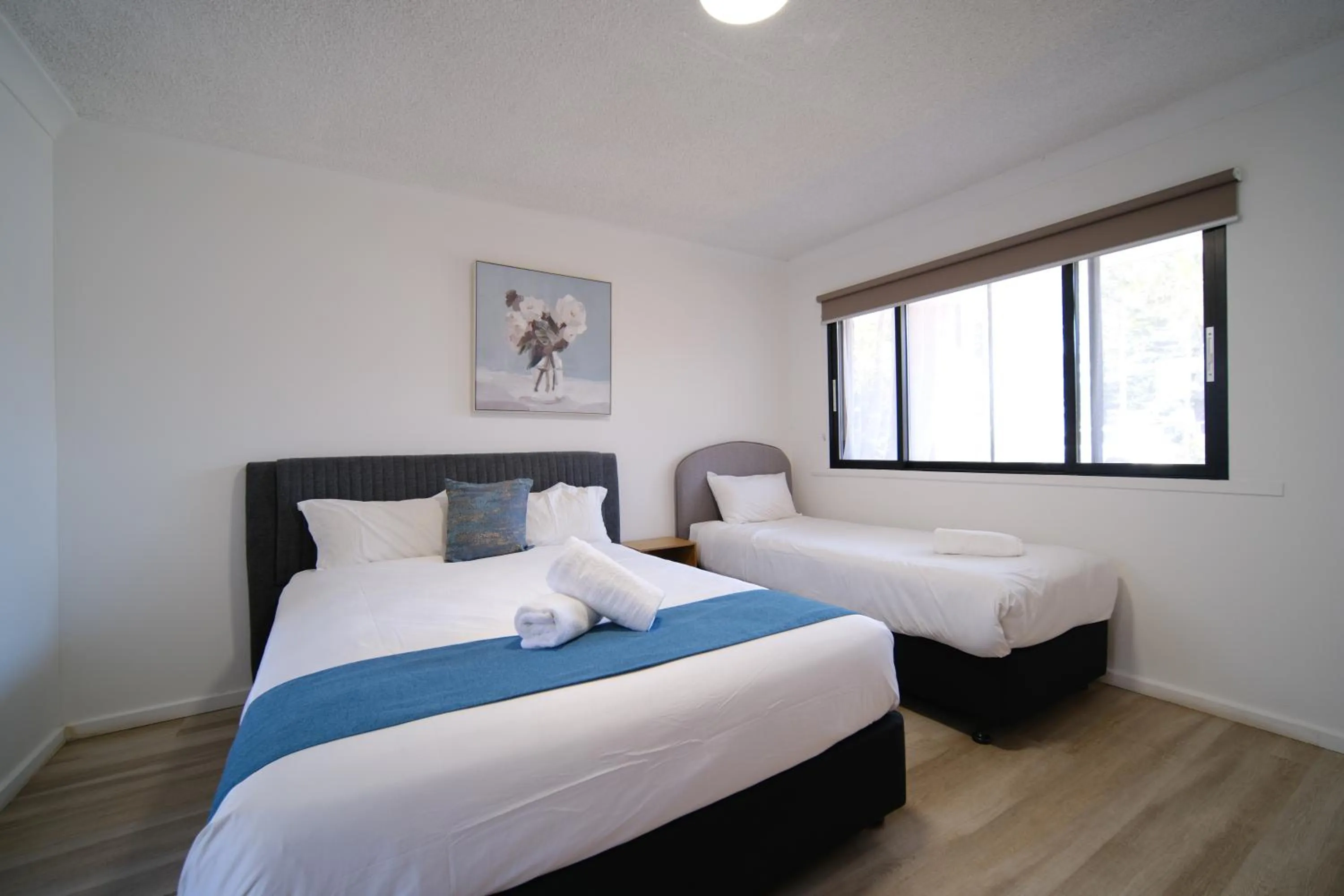 Bed in Lakeside Inn Wollongong