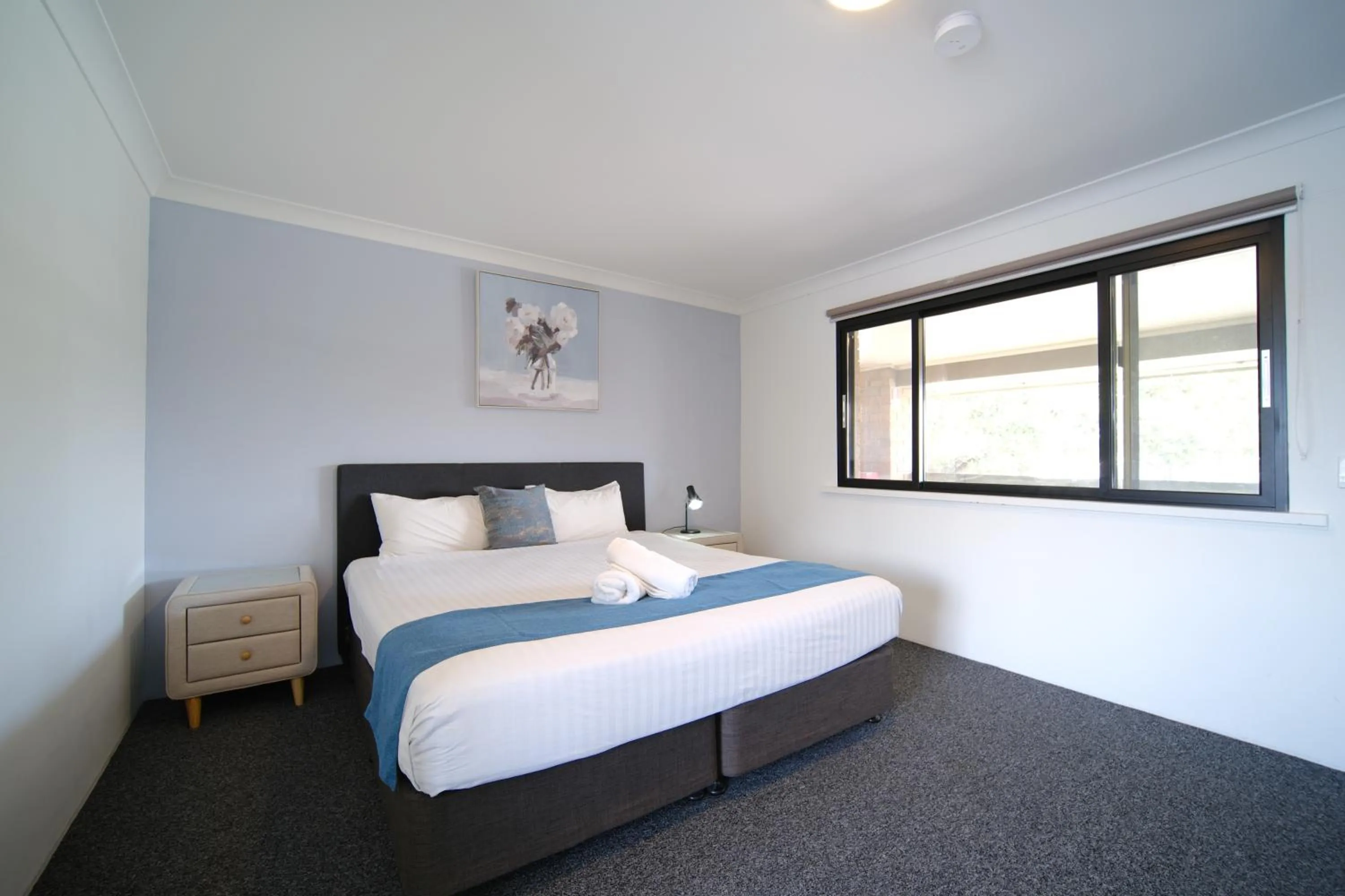 Bed in Lakeside Inn Wollongong