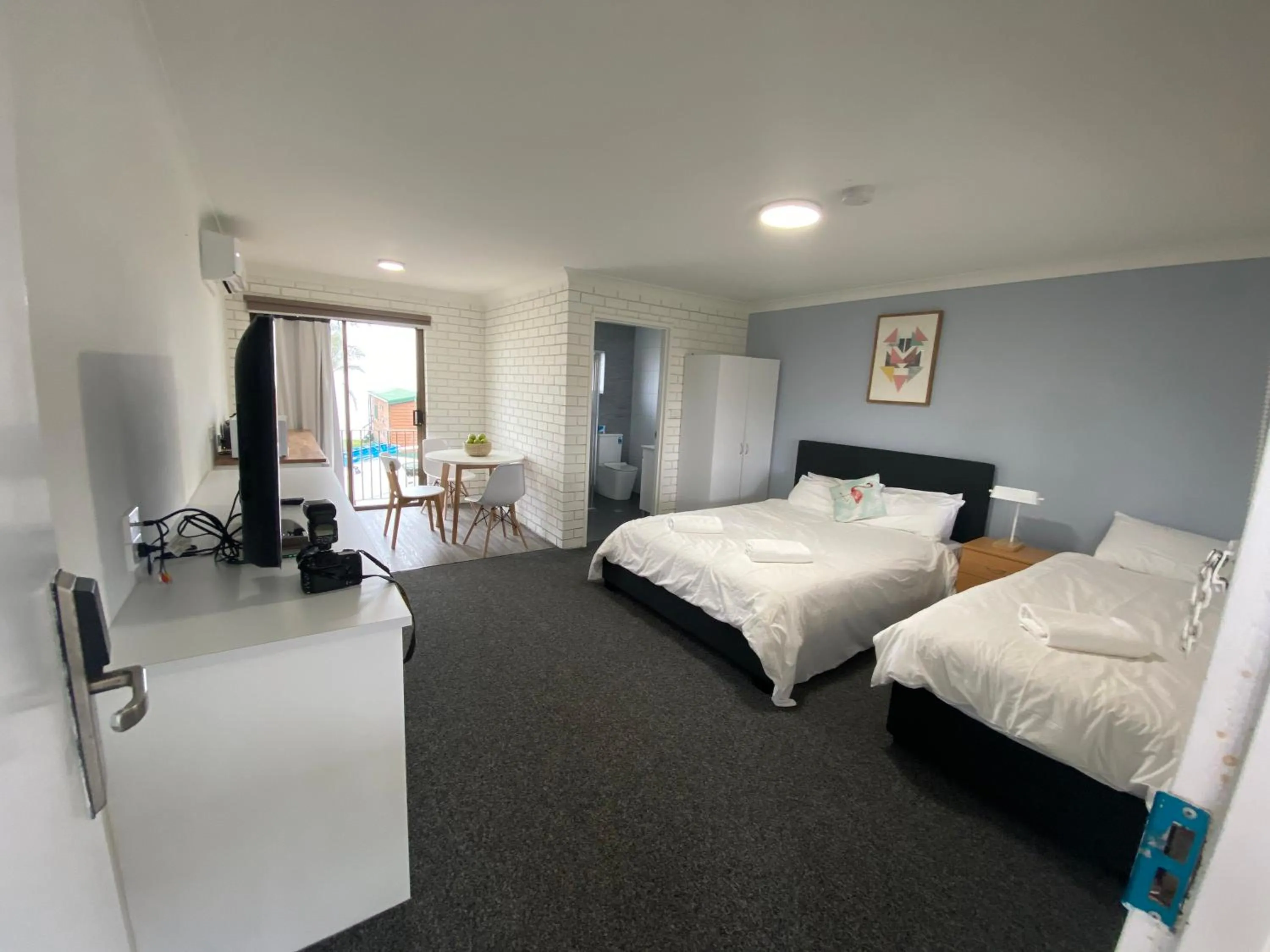 Photo of the whole room, Bed in Lakeside Inn Wollongong