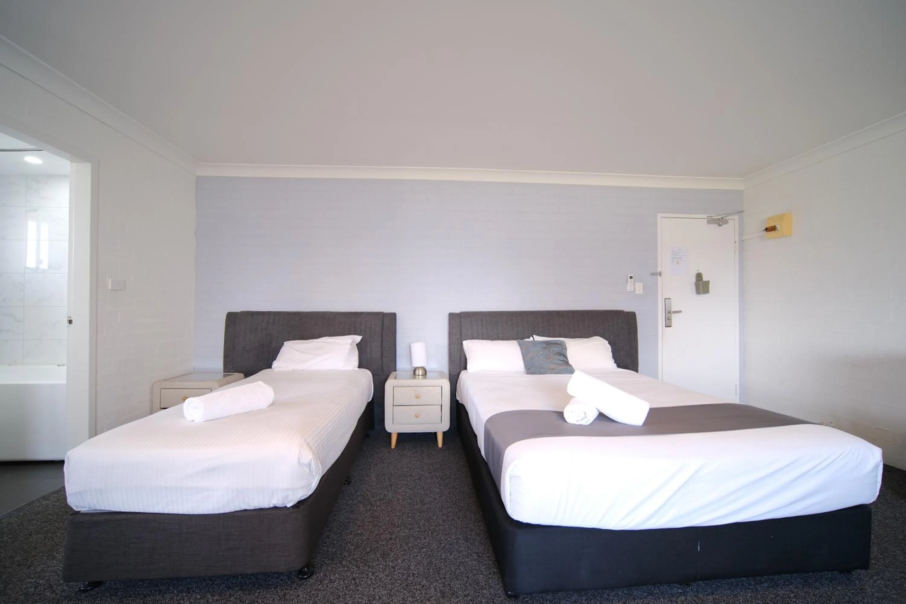 Bed in Lakeside Inn Wollongong