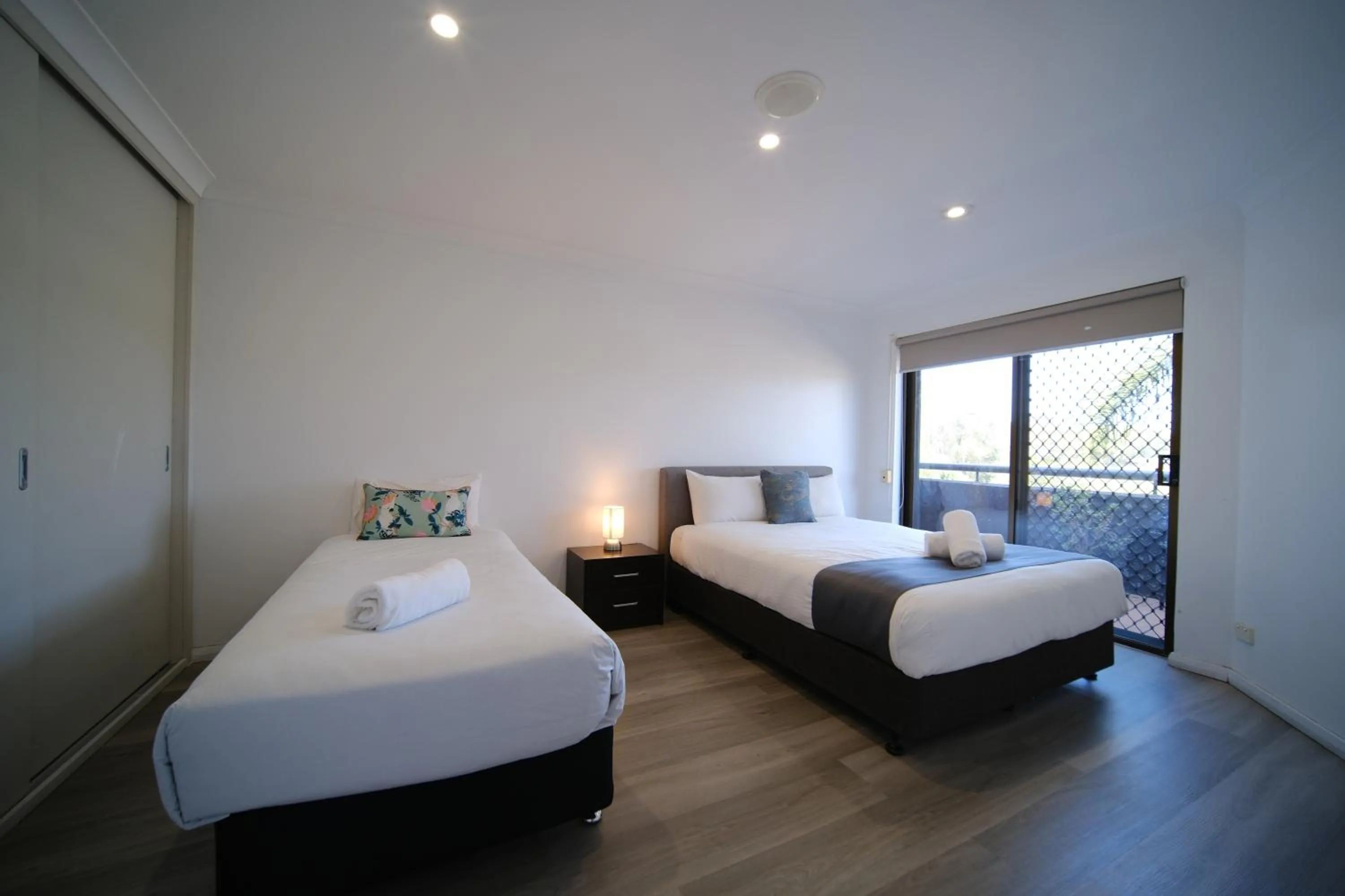 Bed in Lakeside Inn Wollongong