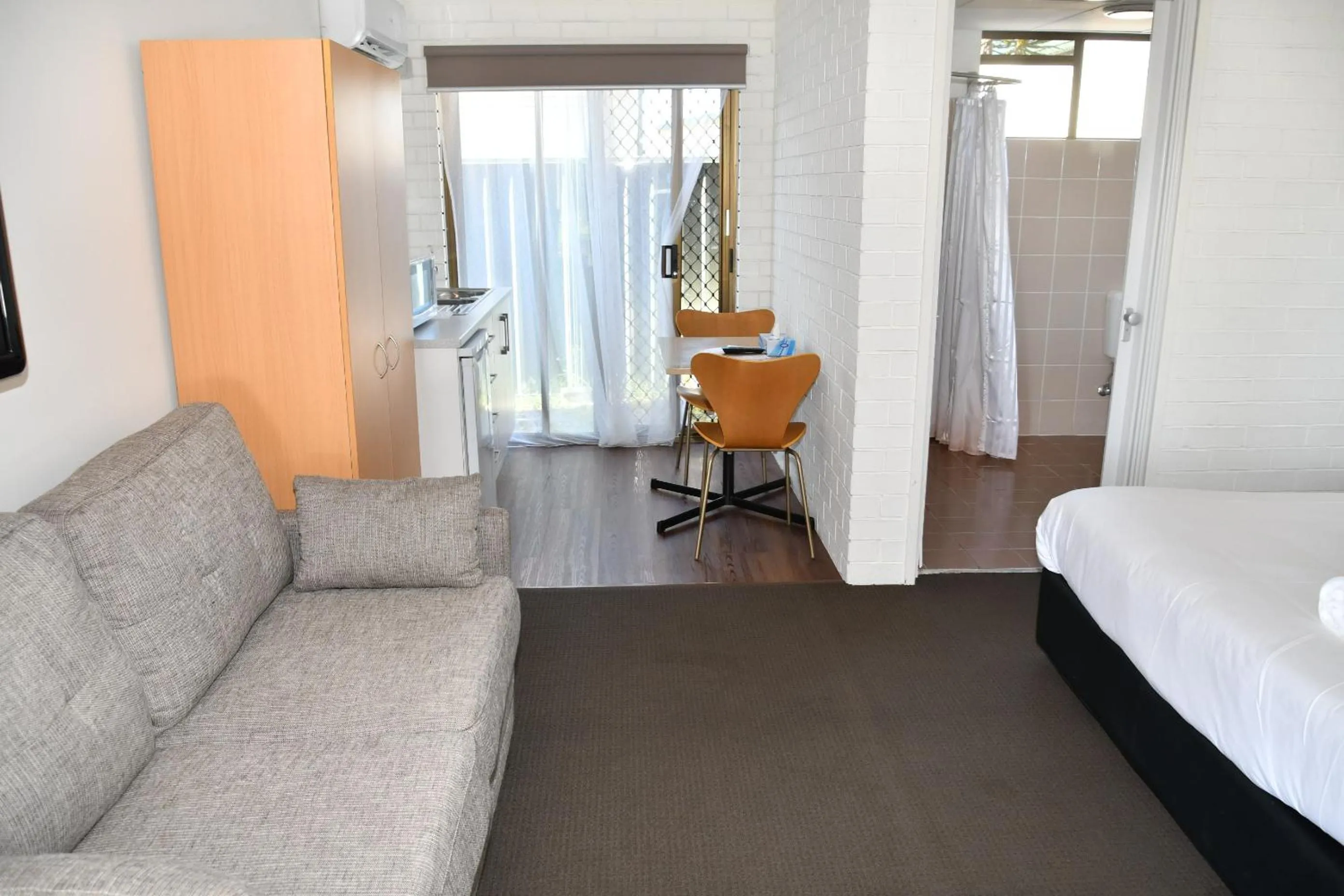 Bed in Lakeside Inn Wollongong