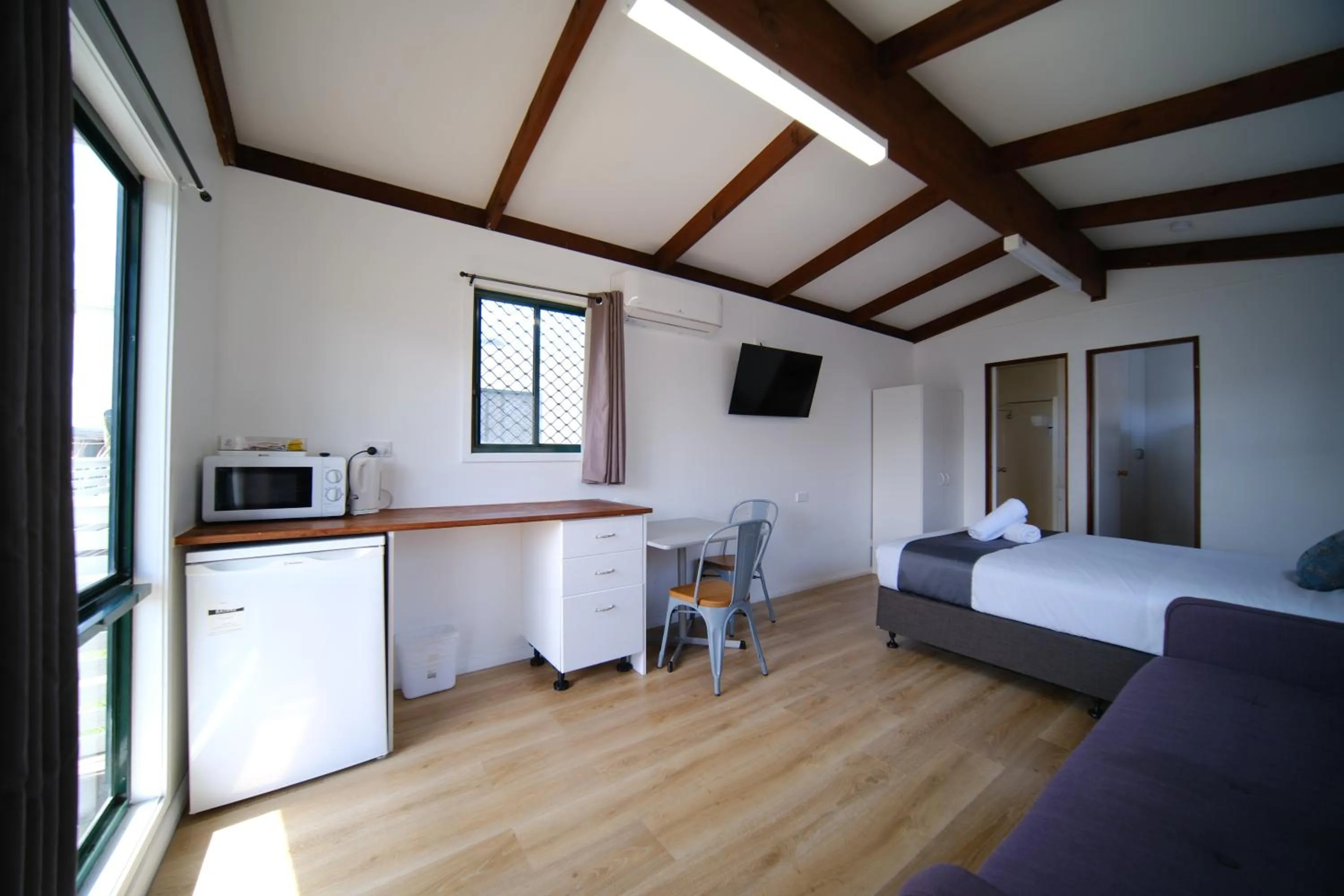 Bed in Lakeside Inn Wollongong