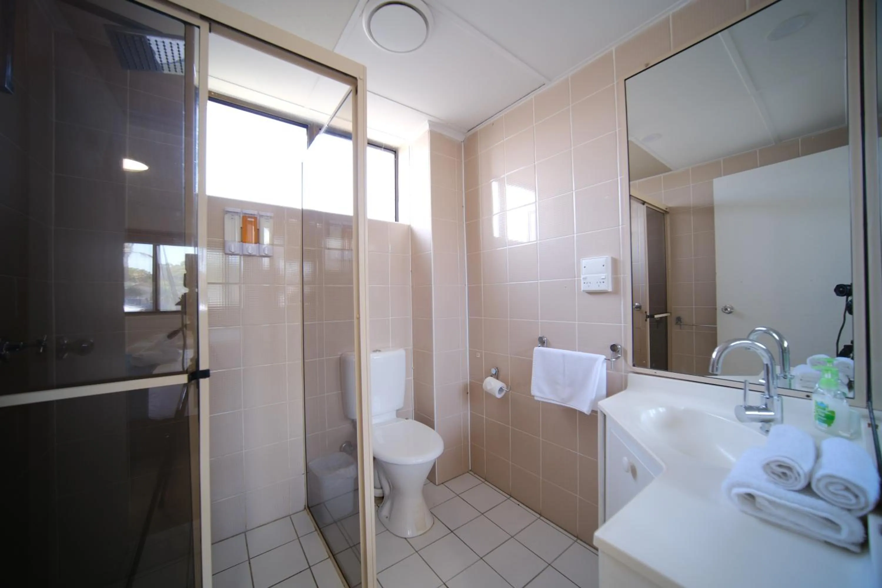 Shower in Lakeside Inn Wollongong