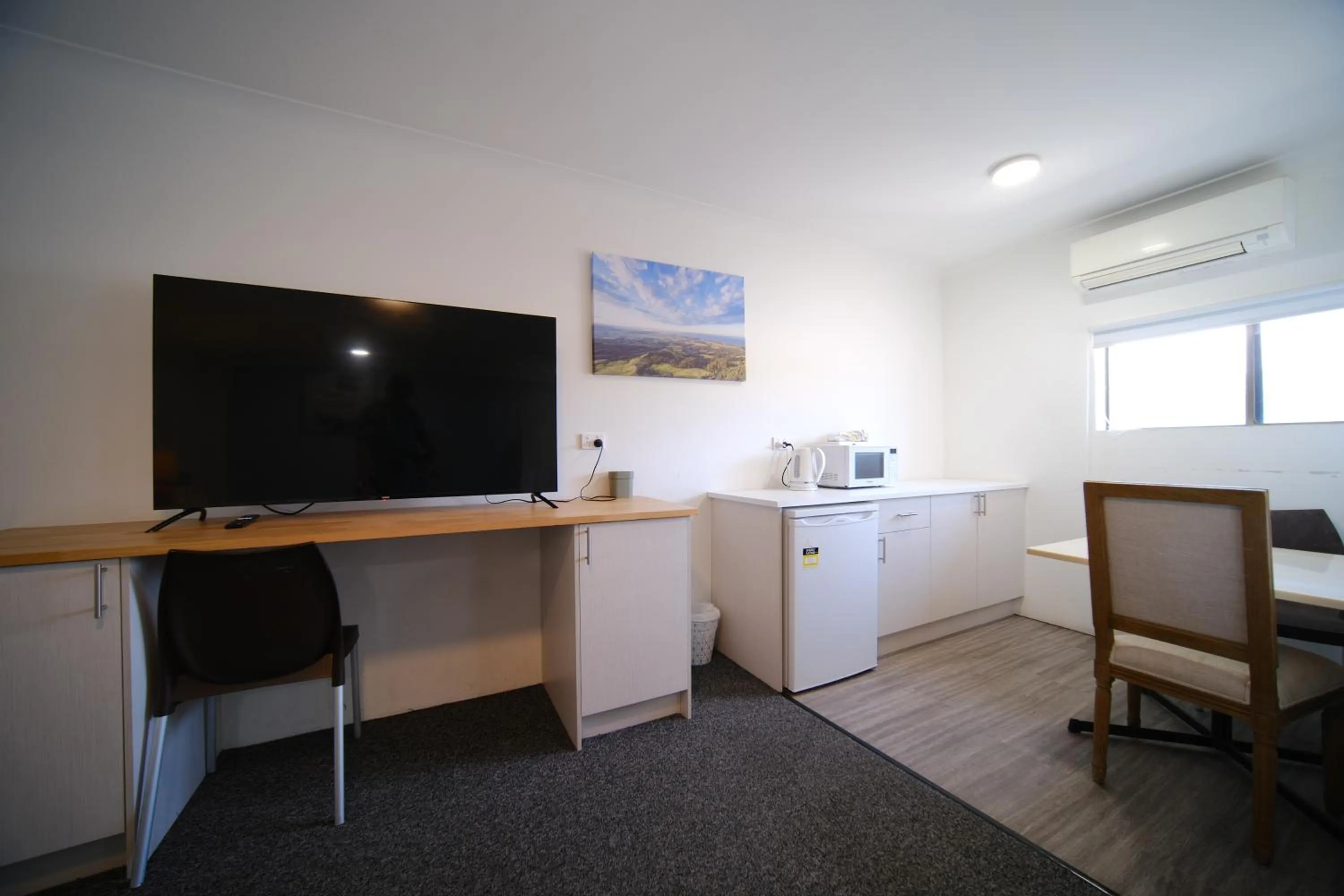 TV and multimedia in Lakeside Inn Wollongong