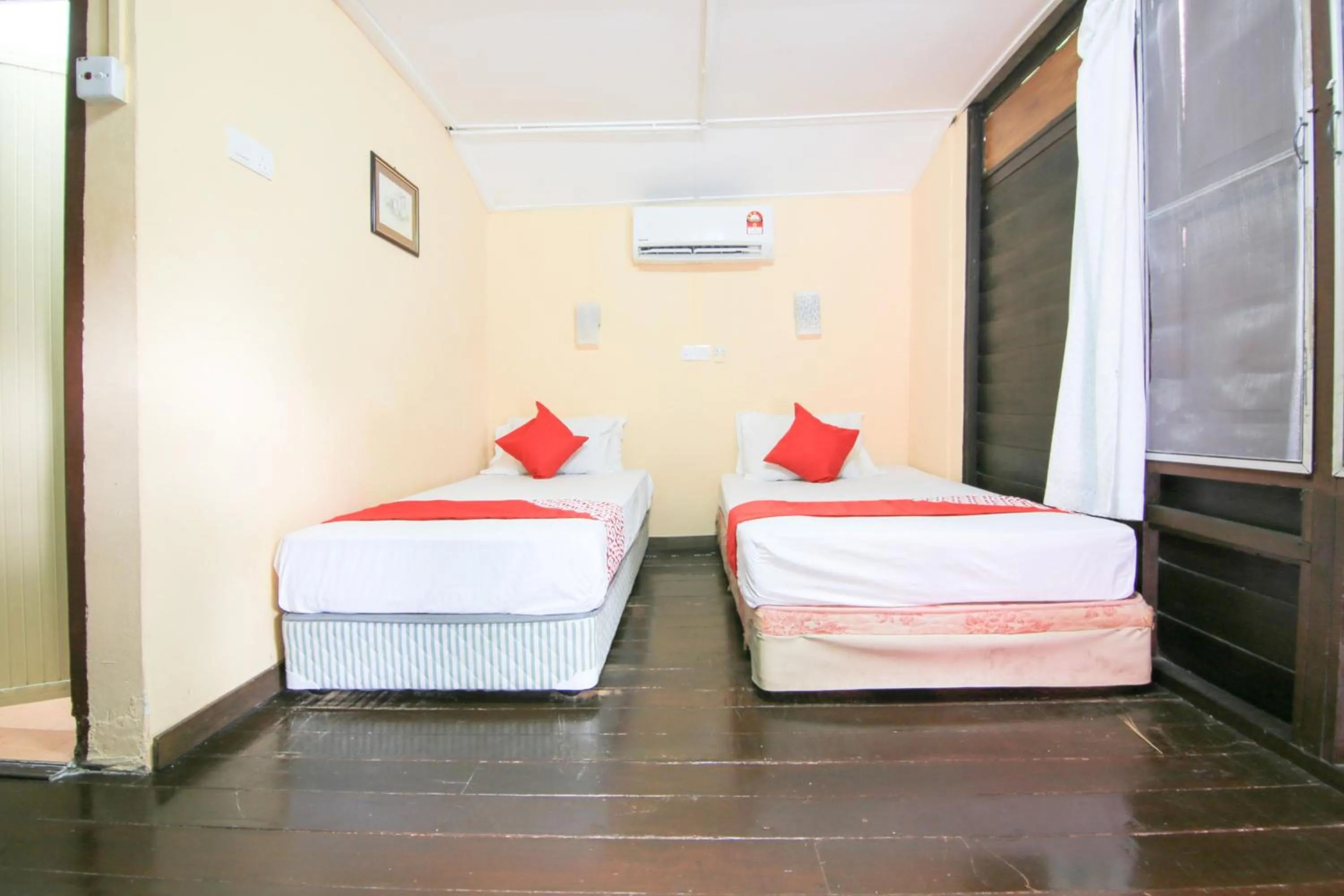 Bedroom, Bed in Hotel O Ombak Inn Chalet