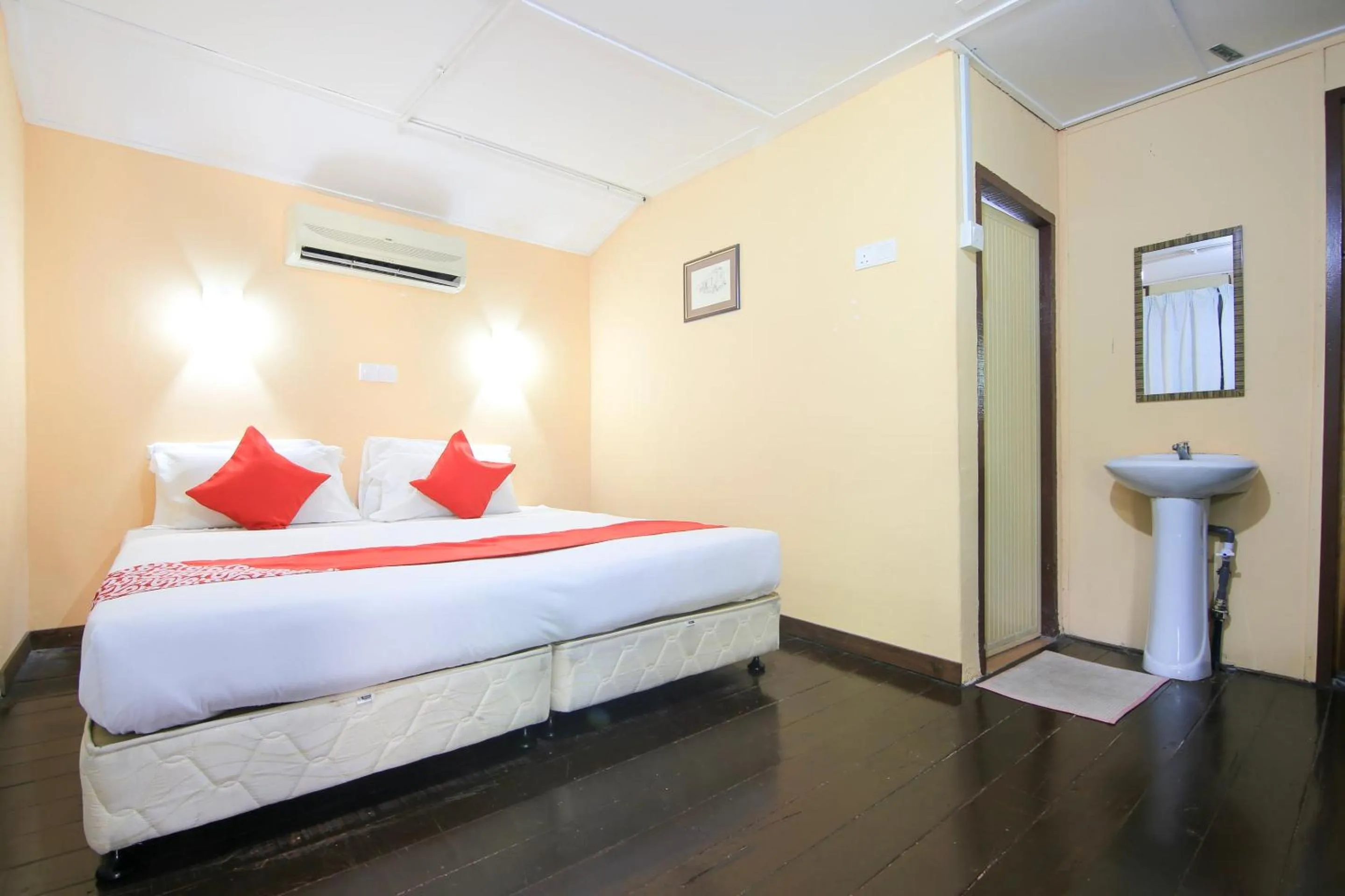 Bedroom, Bed in Hotel O Ombak Inn Chalet