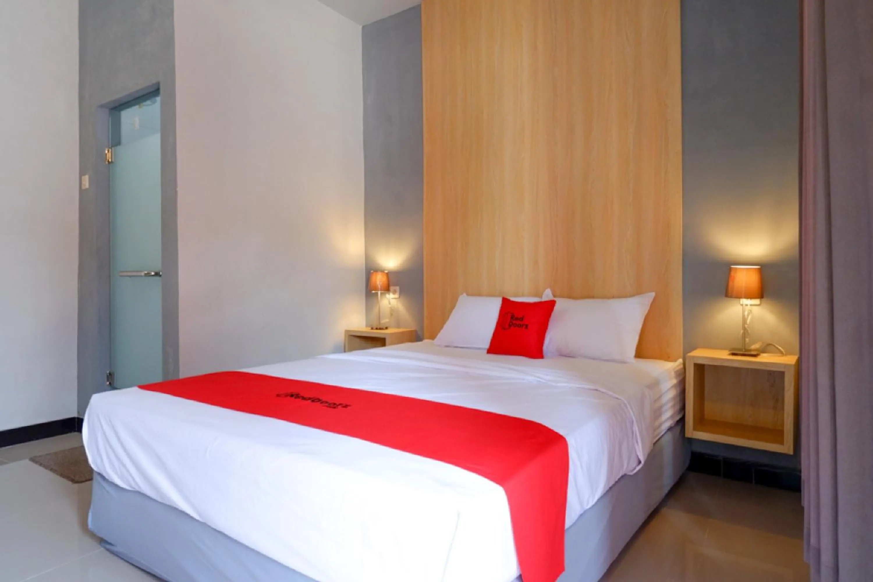 Bedroom, Bed in RedDoorz Syariah near Alun Alun Tegal