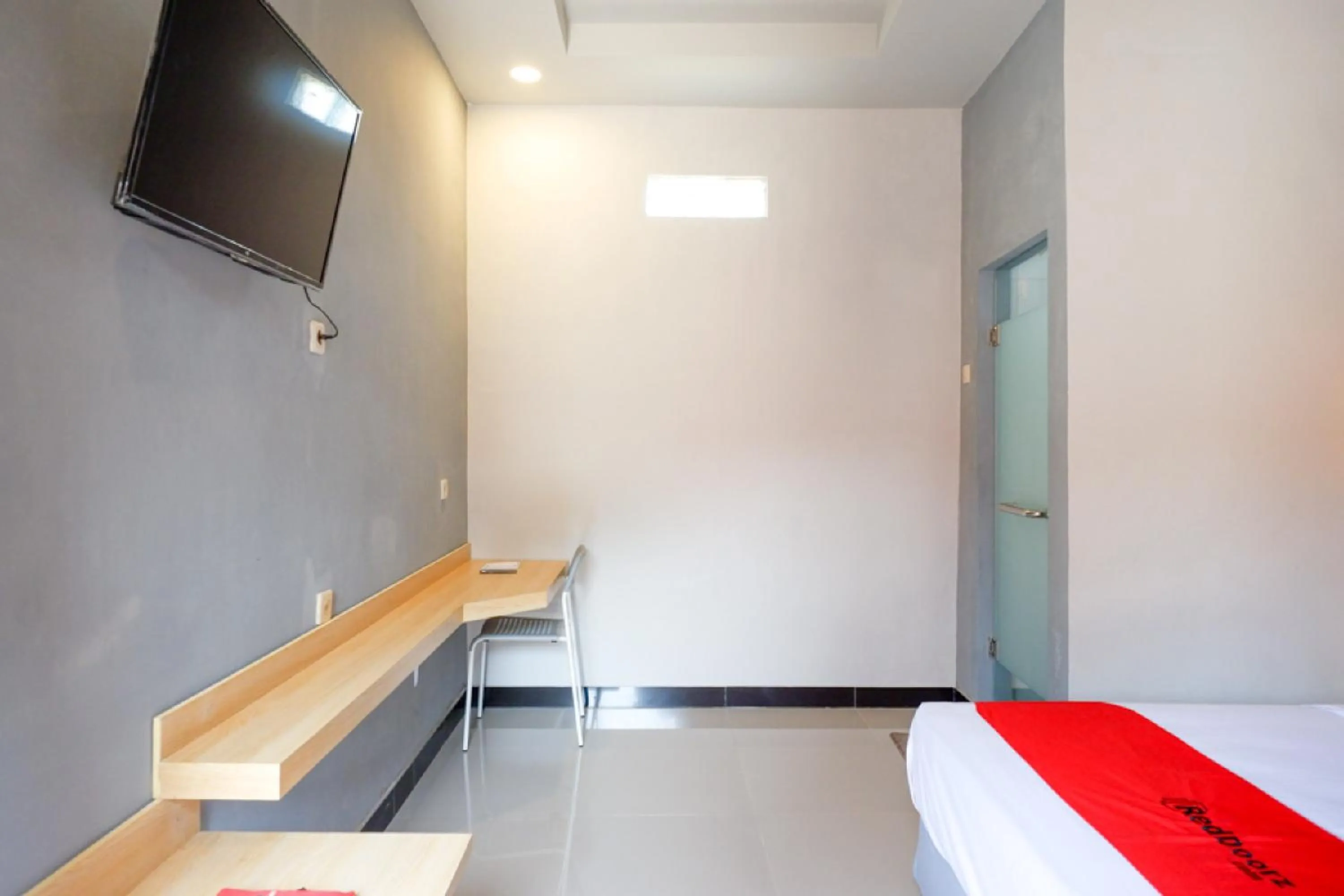 Bedroom, Bed in RedDoorz Syariah near Alun Alun Tegal