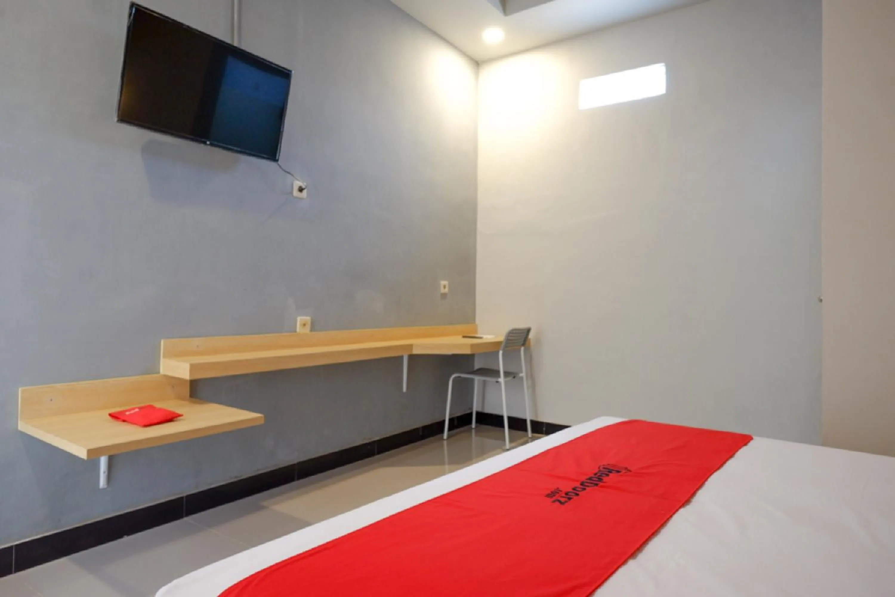Bedroom, Bed in RedDoorz Syariah near Alun Alun Tegal