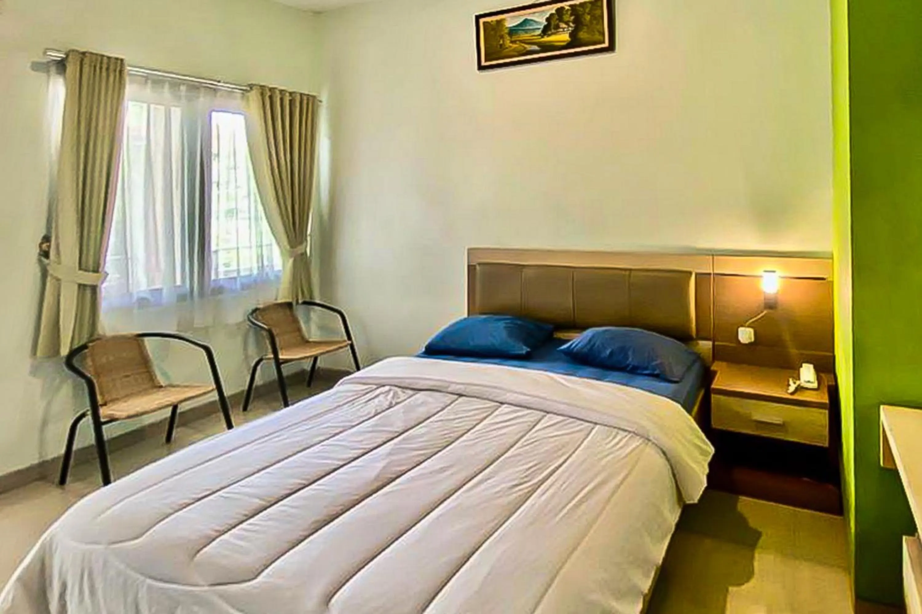 Bedroom, Bed in Mawar Indah Hotel near Stasiun Balapan Solo Mitra RedDoorz