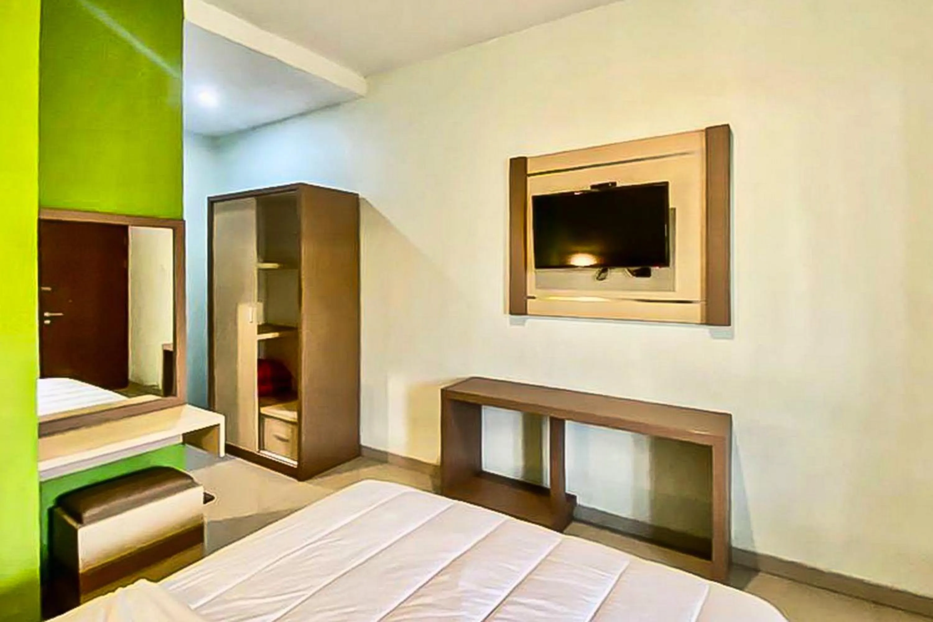 Bedroom, Bed in Mawar Indah Hotel near Stasiun Balapan Solo Mitra RedDoorz
