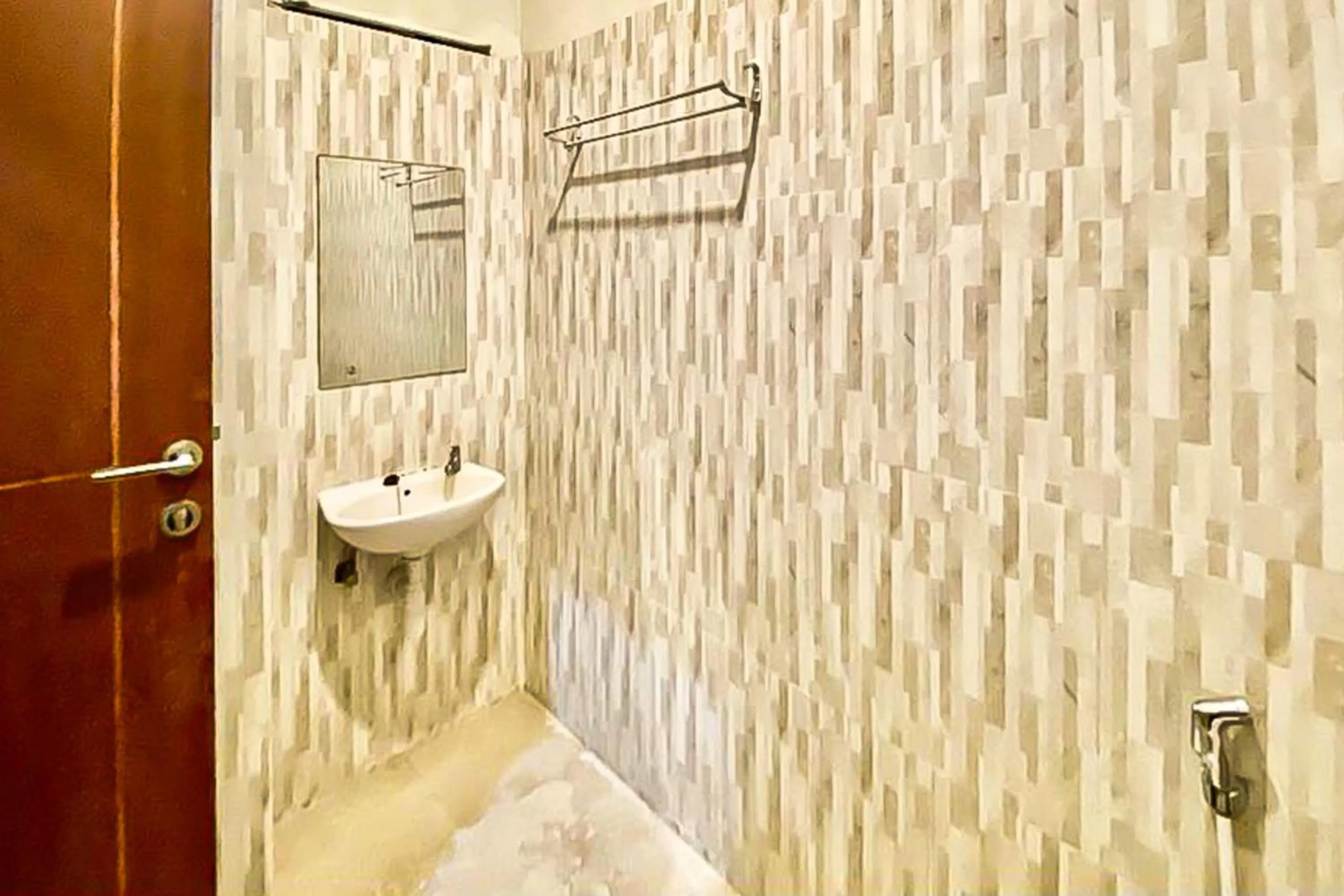 Bathroom in Mawar Indah Hotel near Stasiun Balapan Solo Mitra RedDoorz