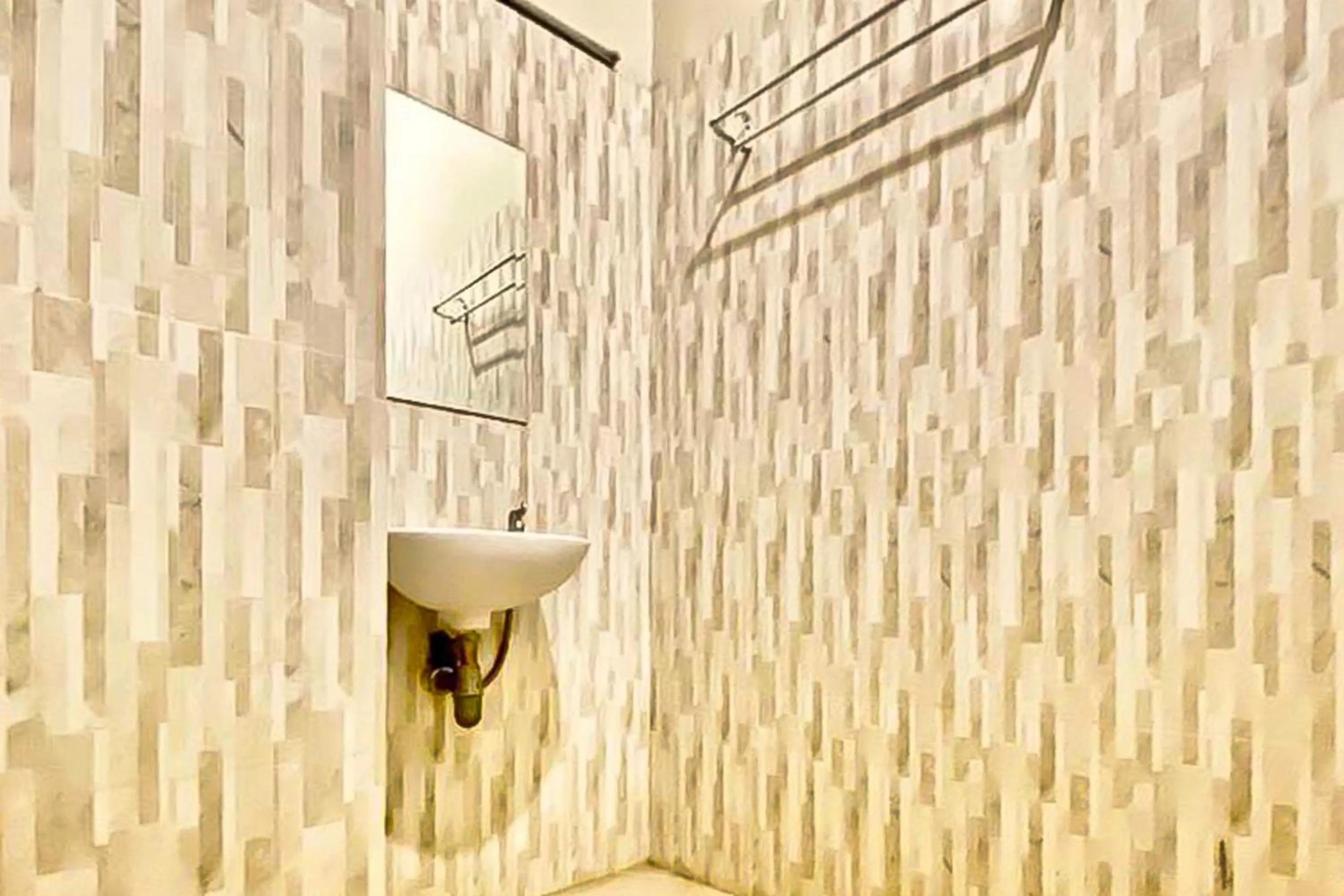 Bathroom in Mawar Indah Hotel near Stasiun Balapan Solo Mitra RedDoorz