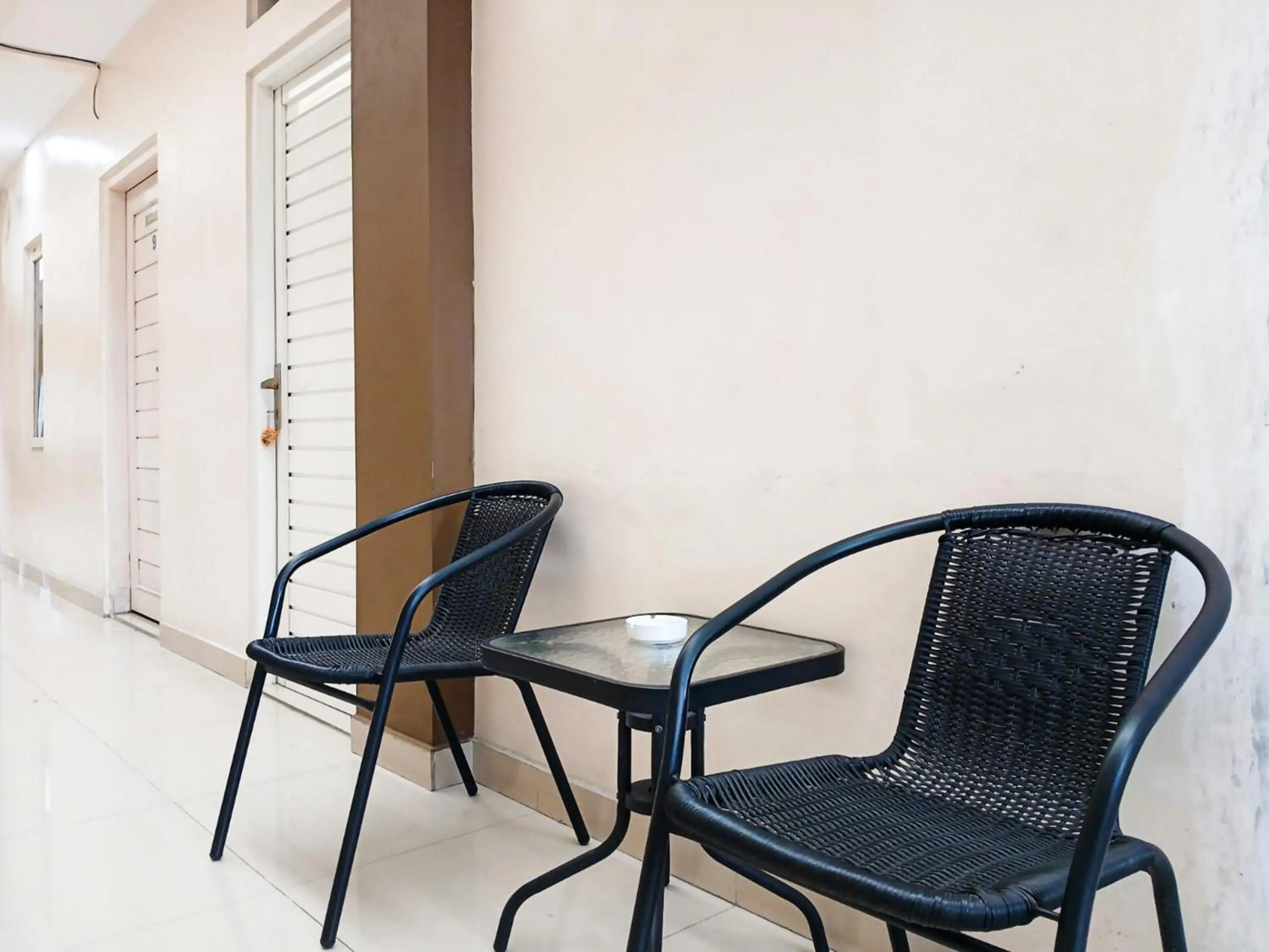 Seating area in Shabrina Homestay Syariah Terminal Tirtonadi Solo RedPartner