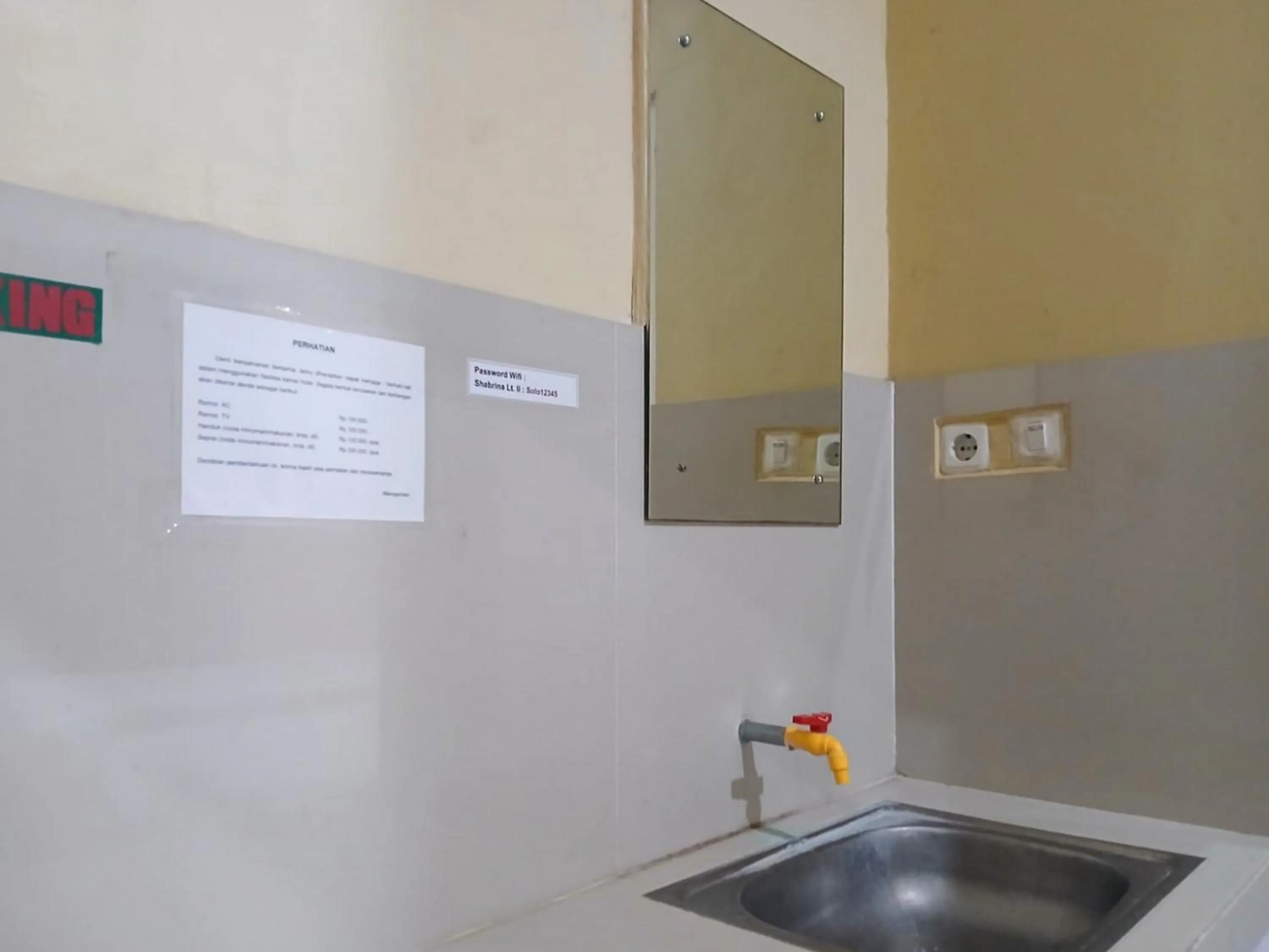 Bathroom in Shabrina Homestay Syariah Terminal Tirtonadi Solo RedPartner