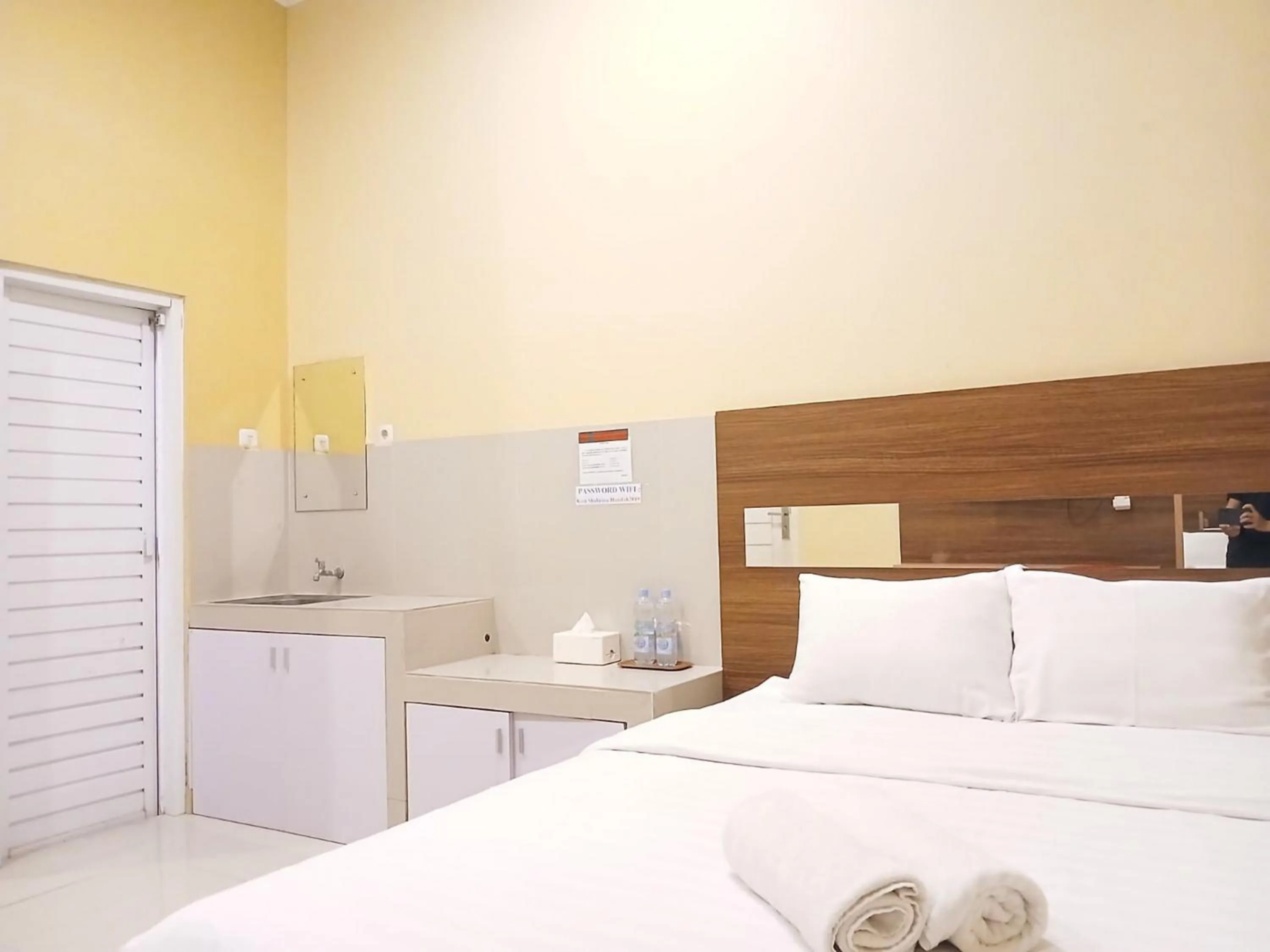 Bedroom, Bed in Shabrina Homestay Syariah Terminal Tirtonadi Solo RedPartner