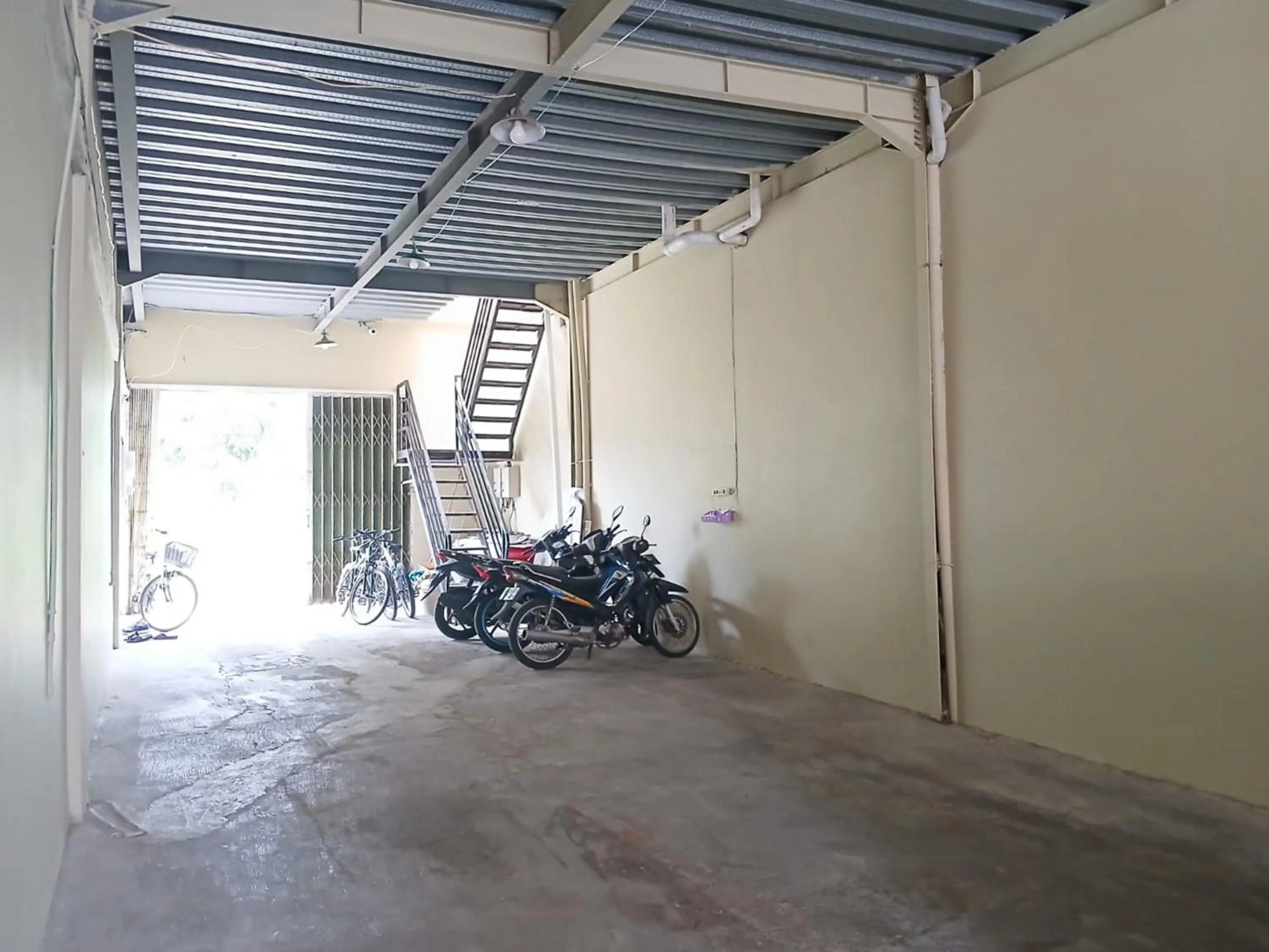 Parking in Shabrina Homestay Syariah Terminal Tirtonadi Solo RedPartner