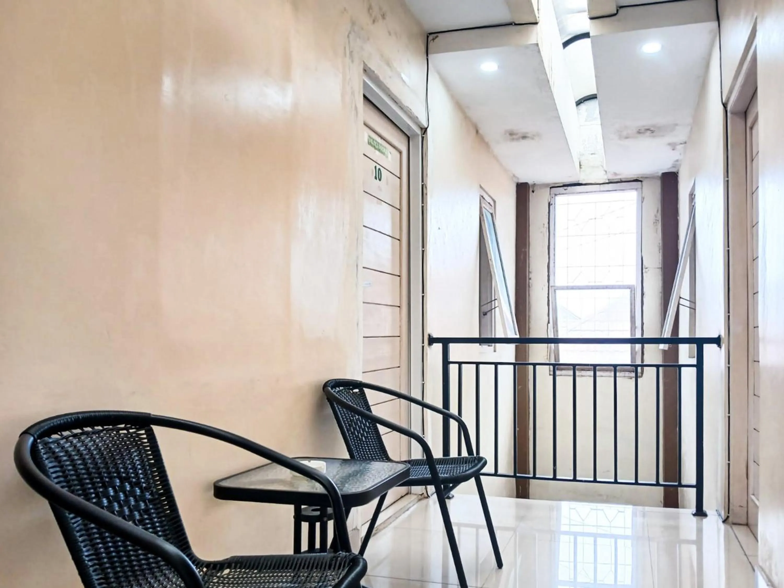 Seating area in Shabrina Homestay Syariah Terminal Tirtonadi Solo RedPartner