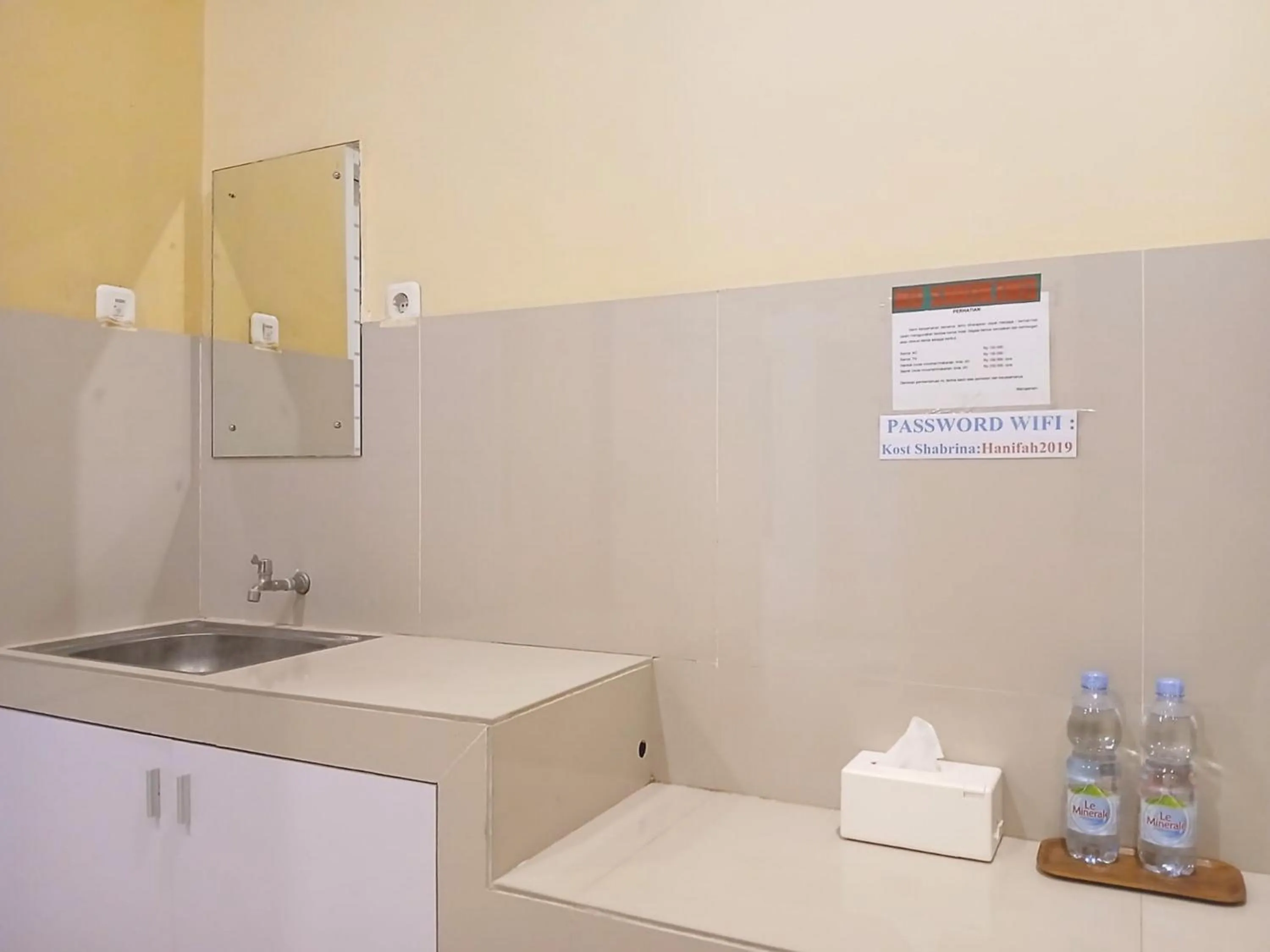 Kitchen or kitchenette in Shabrina Homestay Syariah Terminal Tirtonadi Solo RedPartner