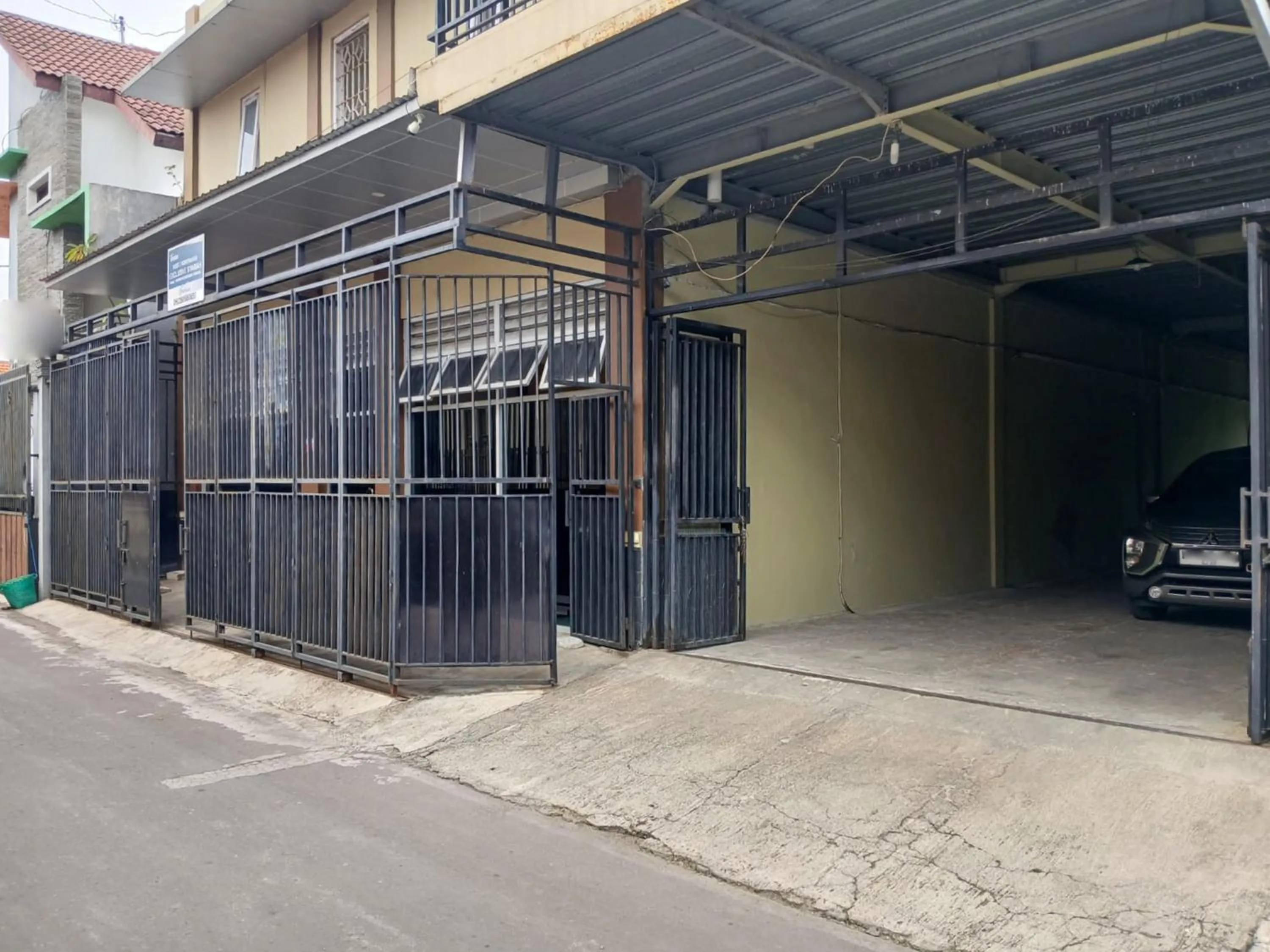 Facade/entrance in Shabrina Homestay Syariah Terminal Tirtonadi Solo RedPartner