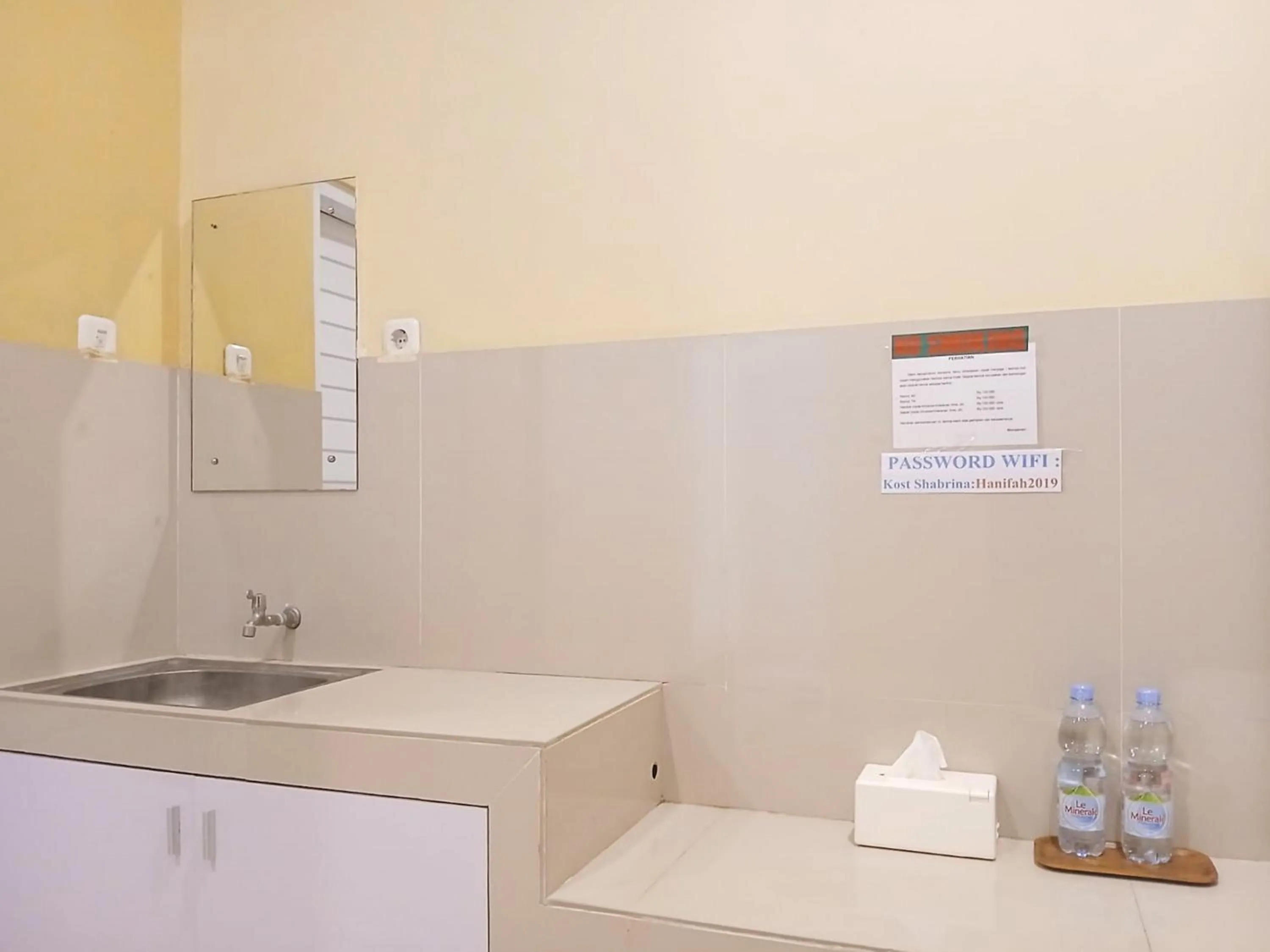 Kitchen or kitchenette in Shabrina Homestay Syariah Terminal Tirtonadi Solo RedPartner