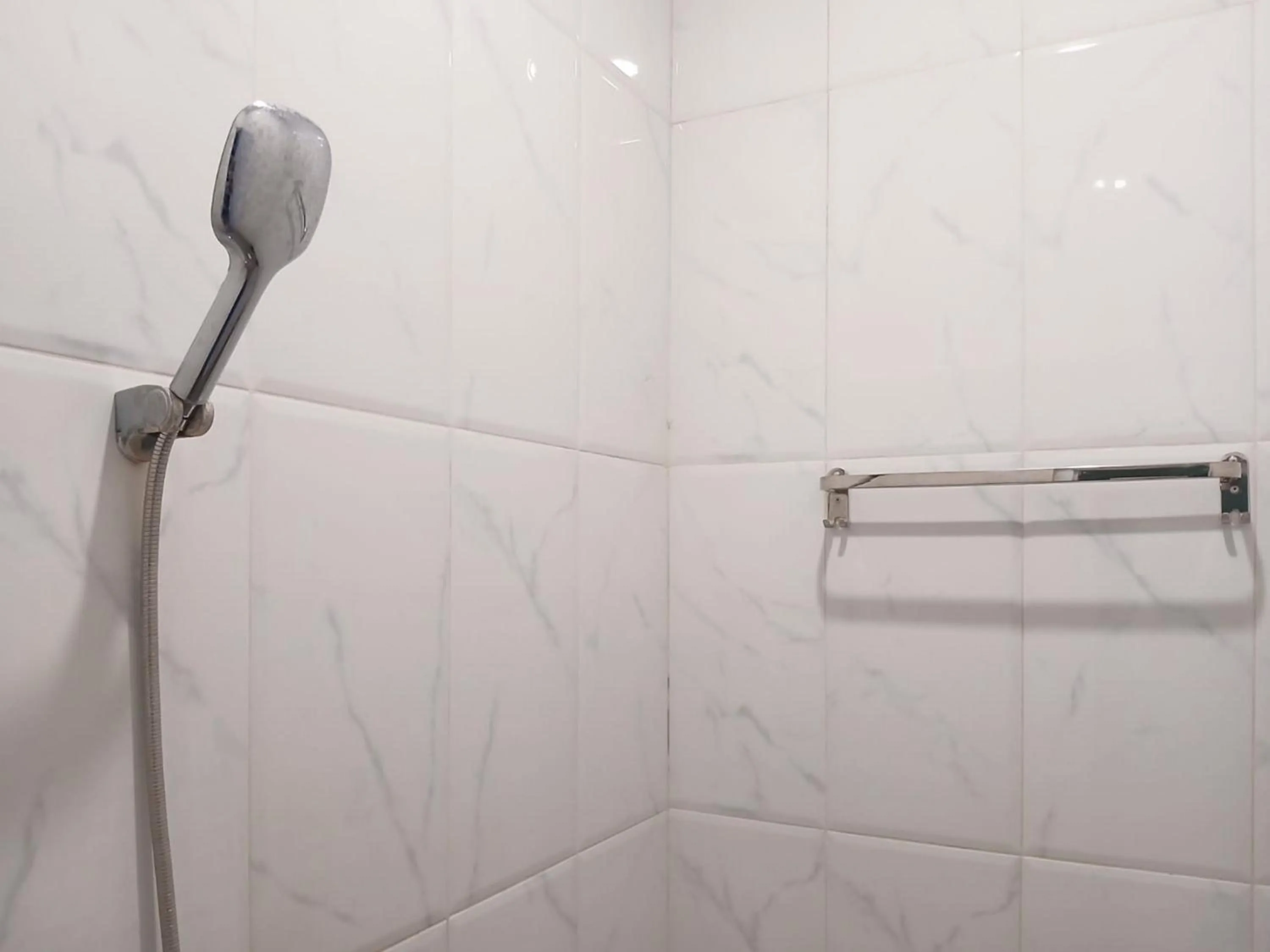 Bathroom in Shabrina Homestay Syariah Terminal Tirtonadi Solo RedPartner