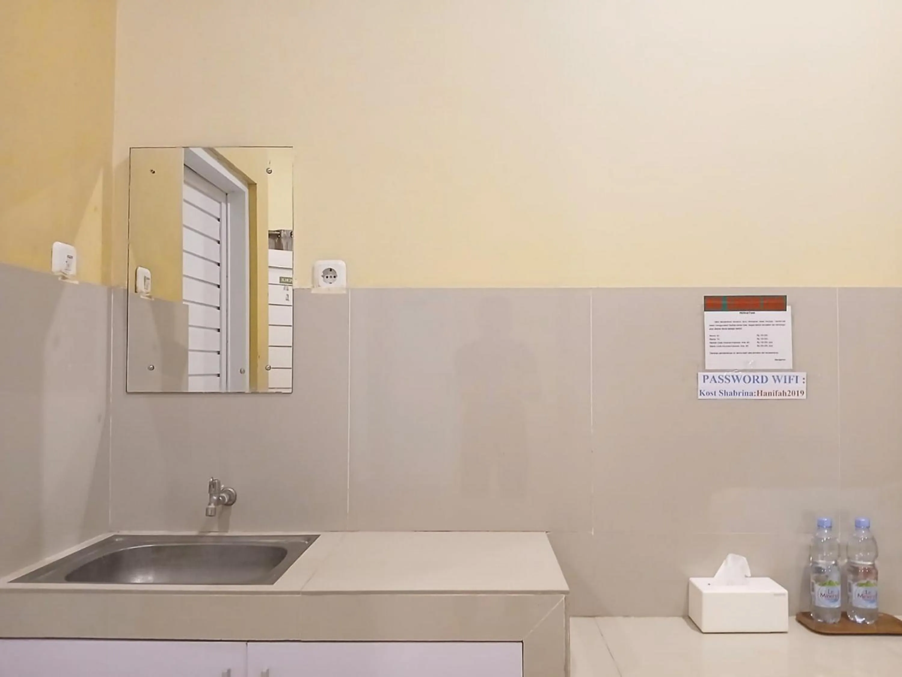 Kitchen or kitchenette in Shabrina Homestay Syariah Terminal Tirtonadi Solo RedPartner