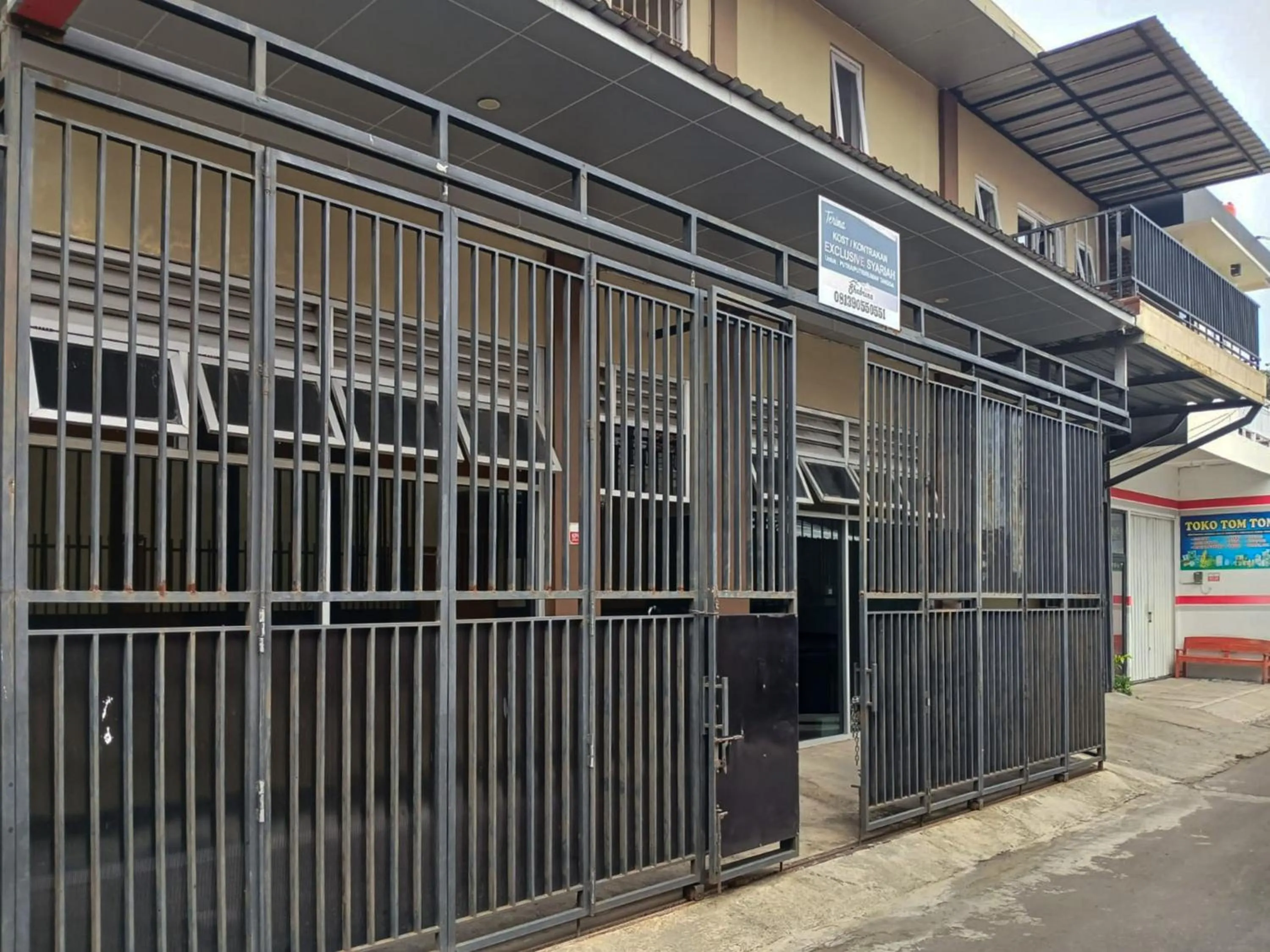 Facade/entrance in Shabrina Homestay Syariah Terminal Tirtonadi Solo RedPartner