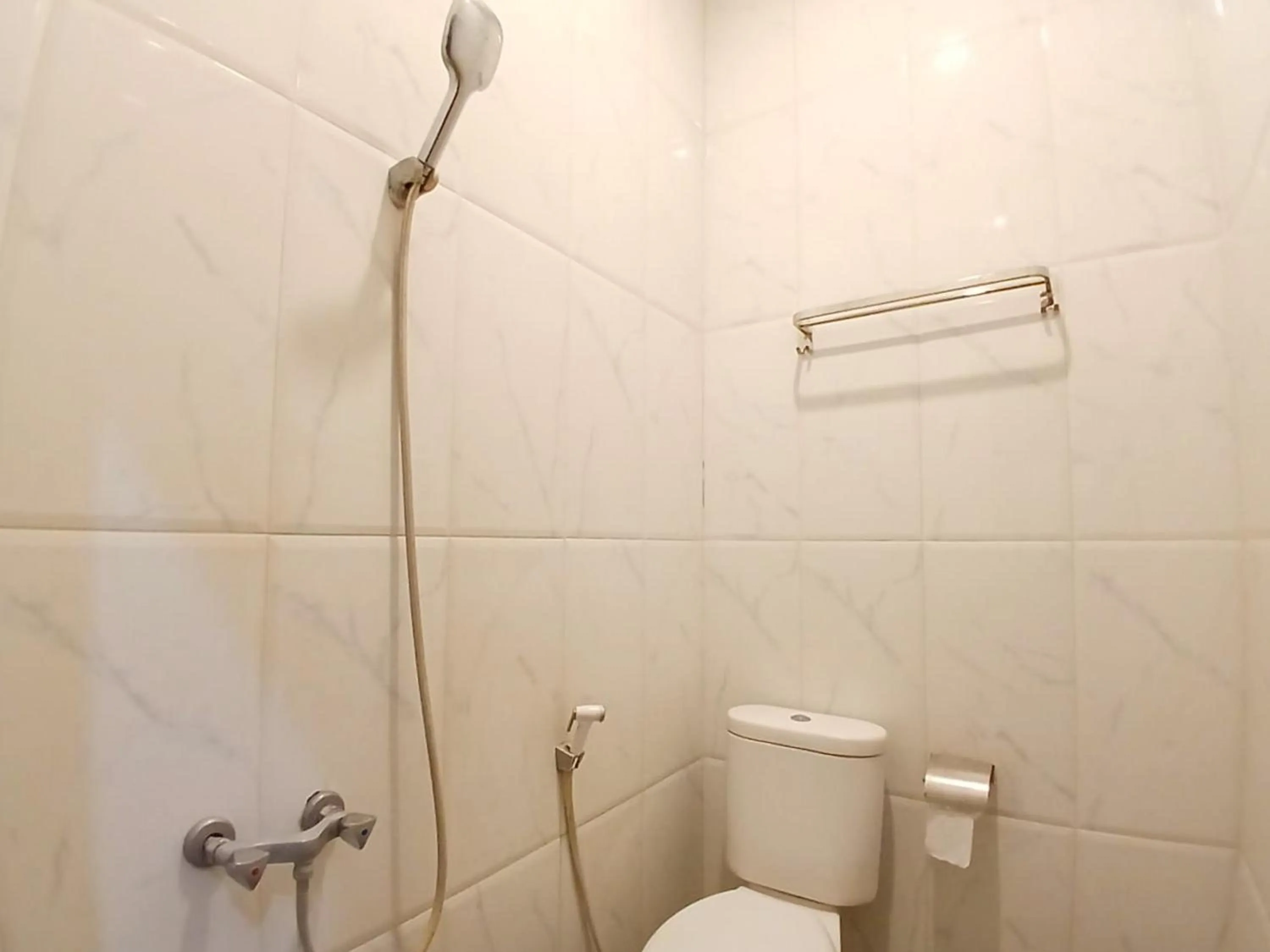 Bathroom in Shabrina Homestay Syariah Terminal Tirtonadi Solo RedPartner