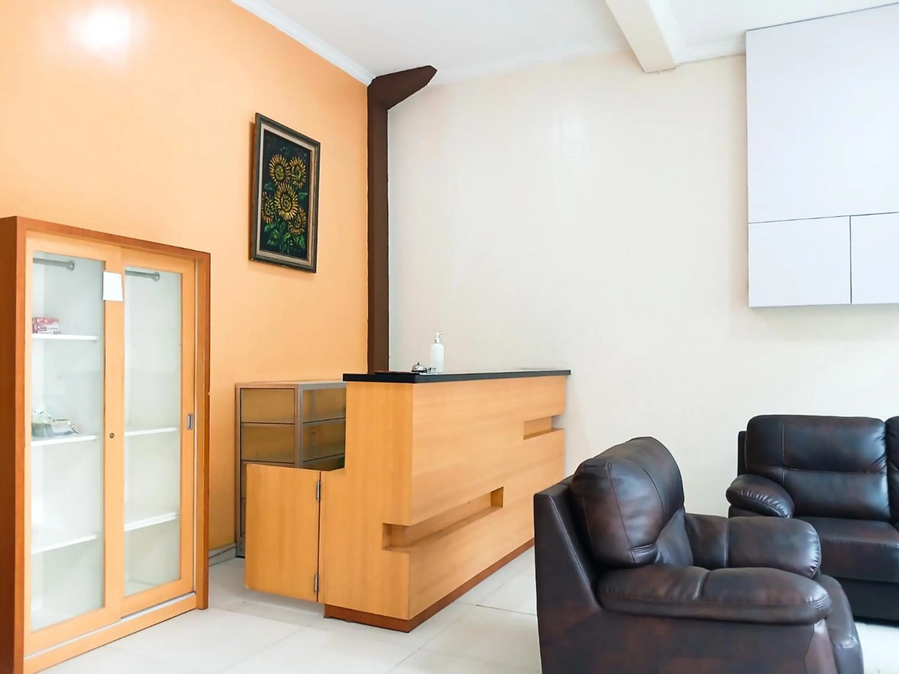 Lobby or reception in Shabrina Homestay Syariah Terminal Tirtonadi Solo RedPartner