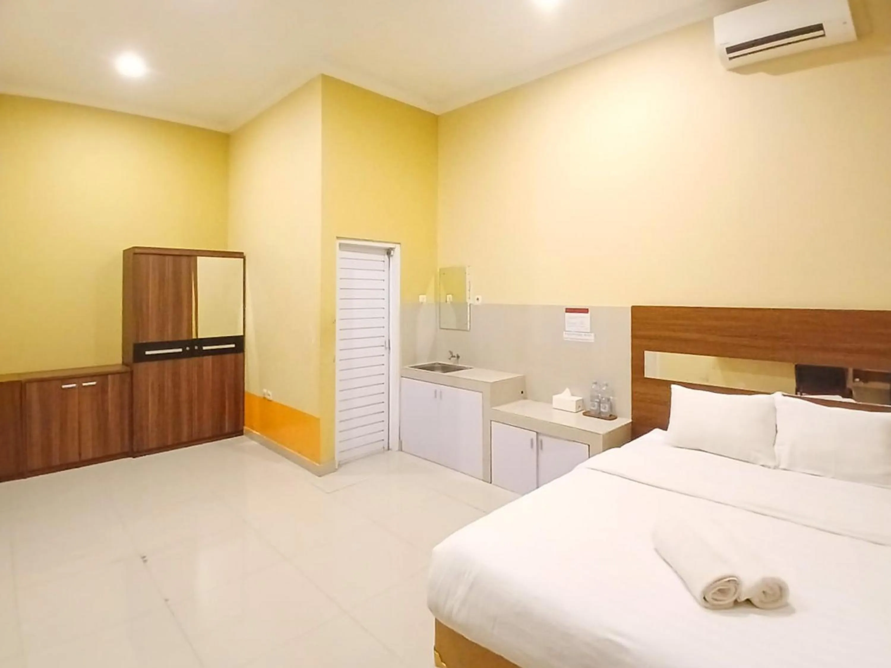 Bedroom, Bed in Shabrina Homestay Syariah Terminal Tirtonadi Solo RedPartner