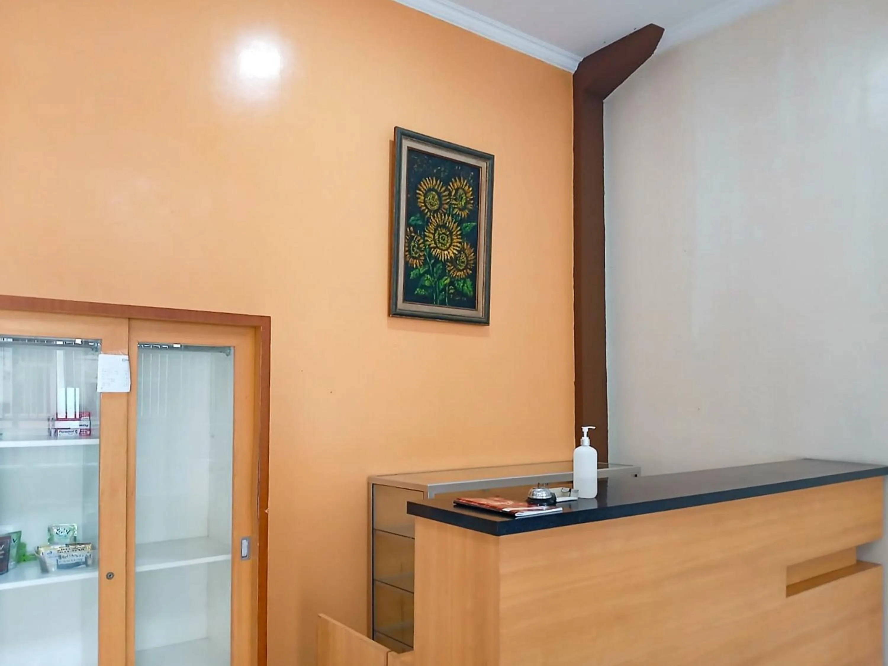 Lobby or reception in Shabrina Homestay Syariah Terminal Tirtonadi Solo RedPartner