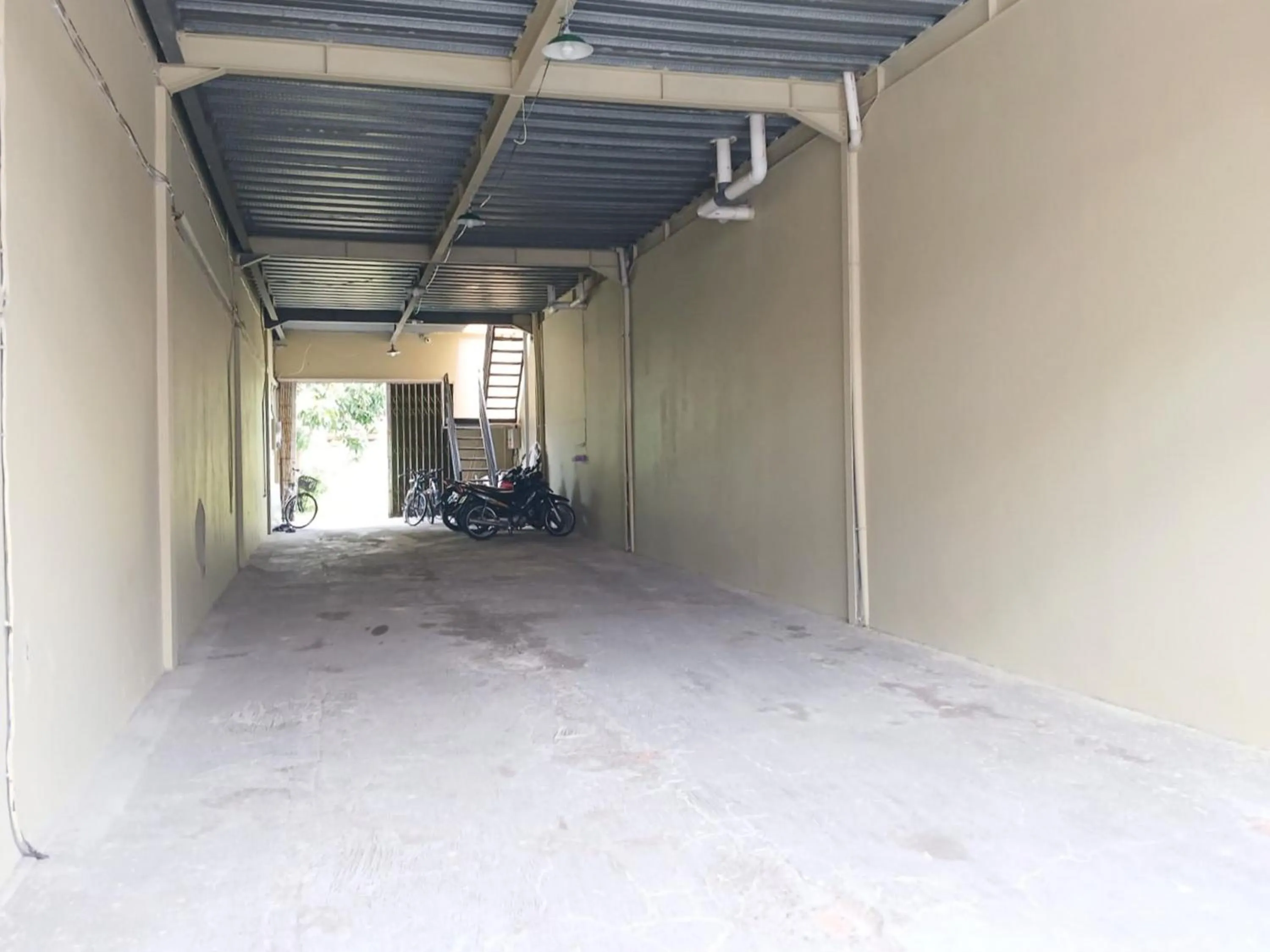 Parking in Shabrina Homestay Syariah Terminal Tirtonadi Solo RedPartner