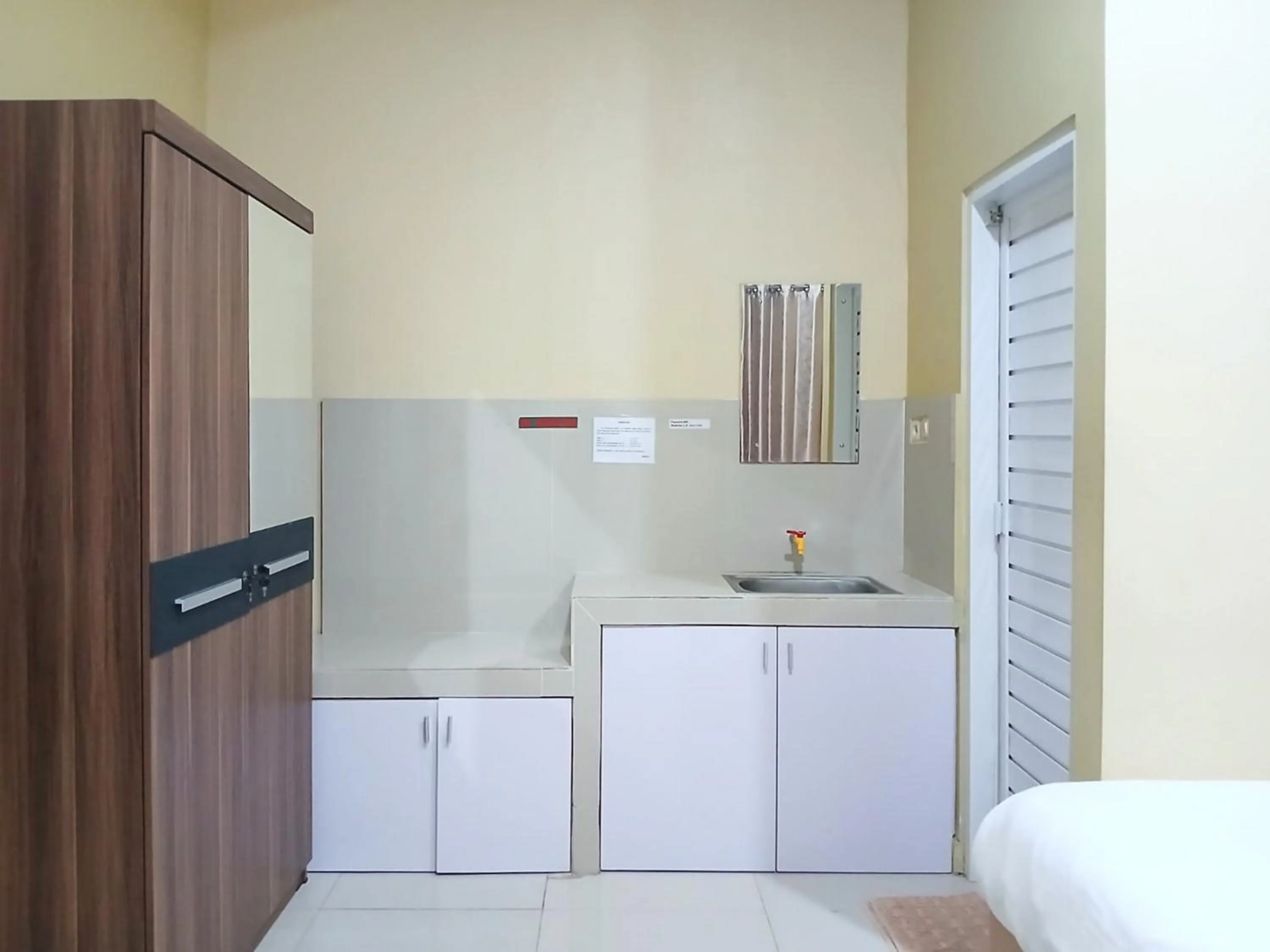 Kitchen or kitchenette in Shabrina Homestay Syariah Terminal Tirtonadi Solo RedPartner