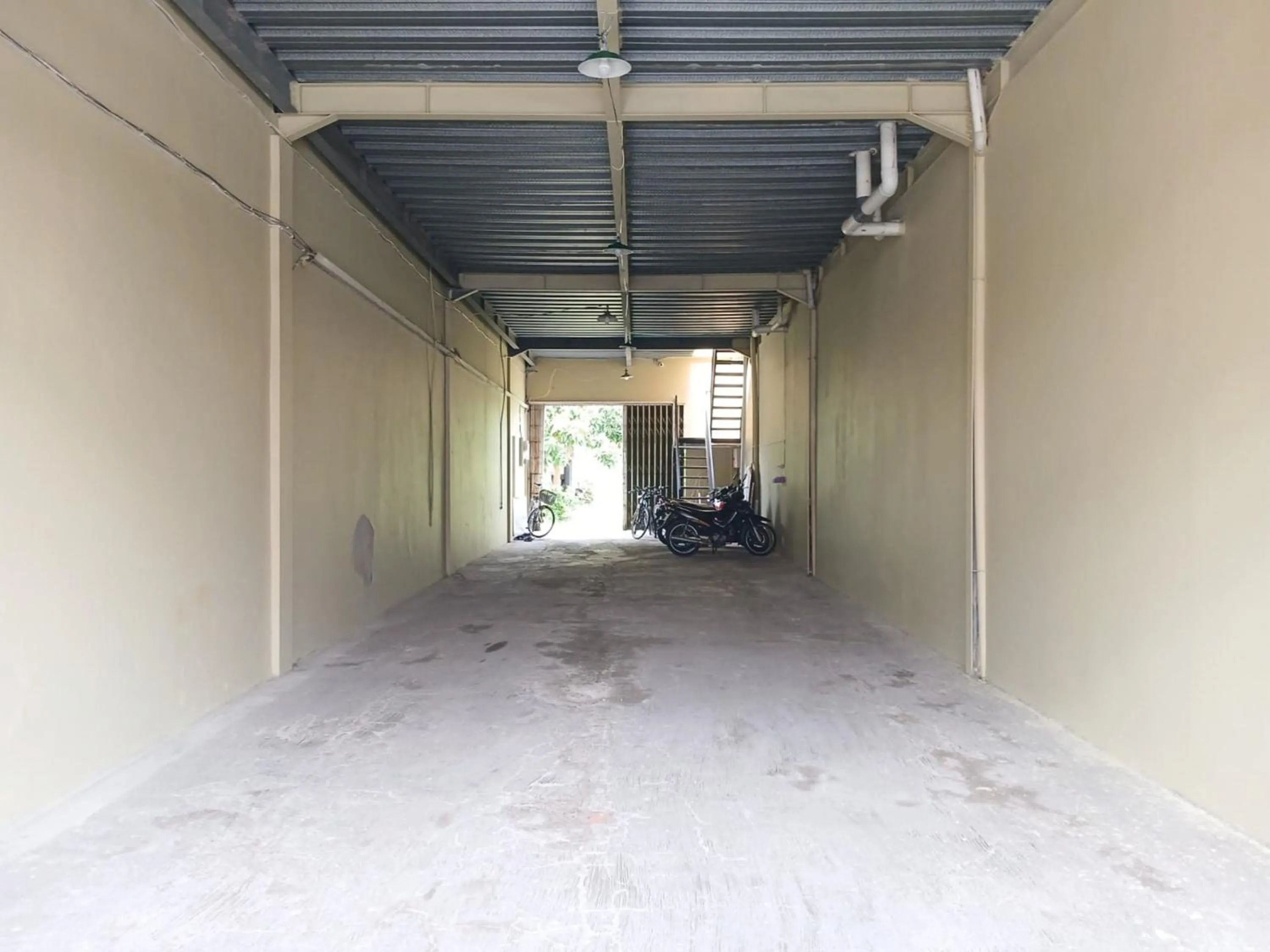 Parking in Shabrina Homestay Syariah Terminal Tirtonadi Solo RedPartner