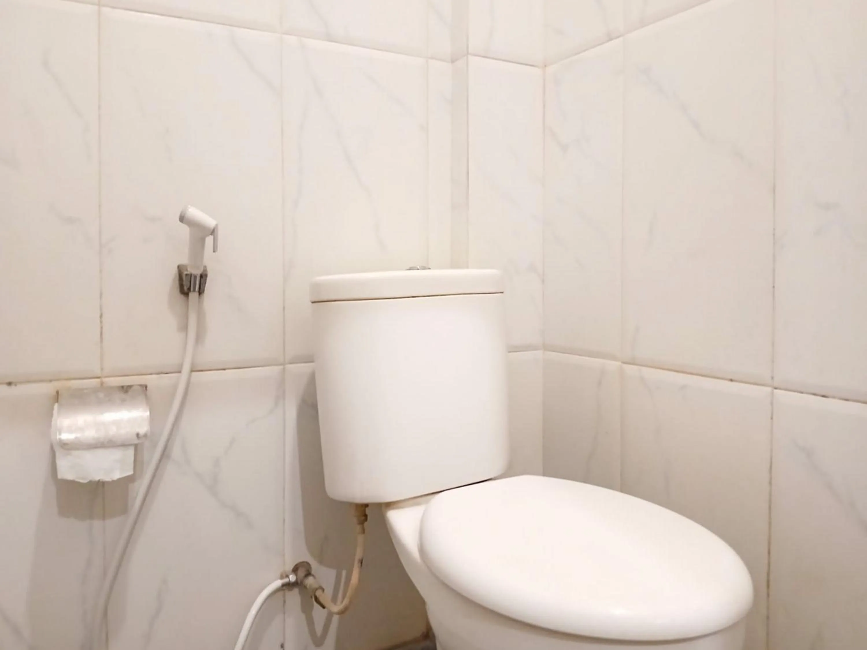 Bathroom in Shabrina Homestay Syariah Terminal Tirtonadi Solo RedPartner