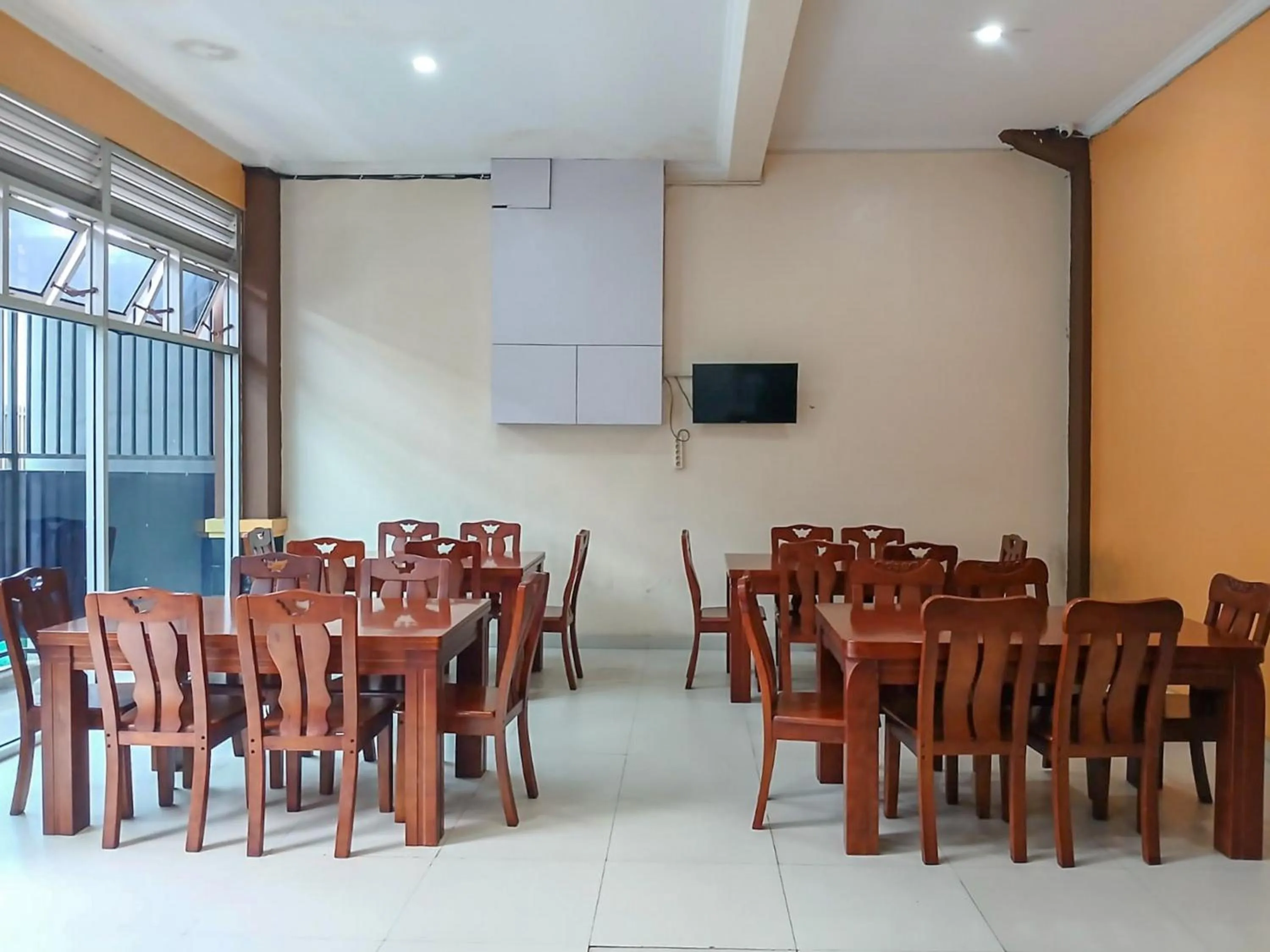 Seating area in Shabrina Homestay Syariah Terminal Tirtonadi Solo RedPartner