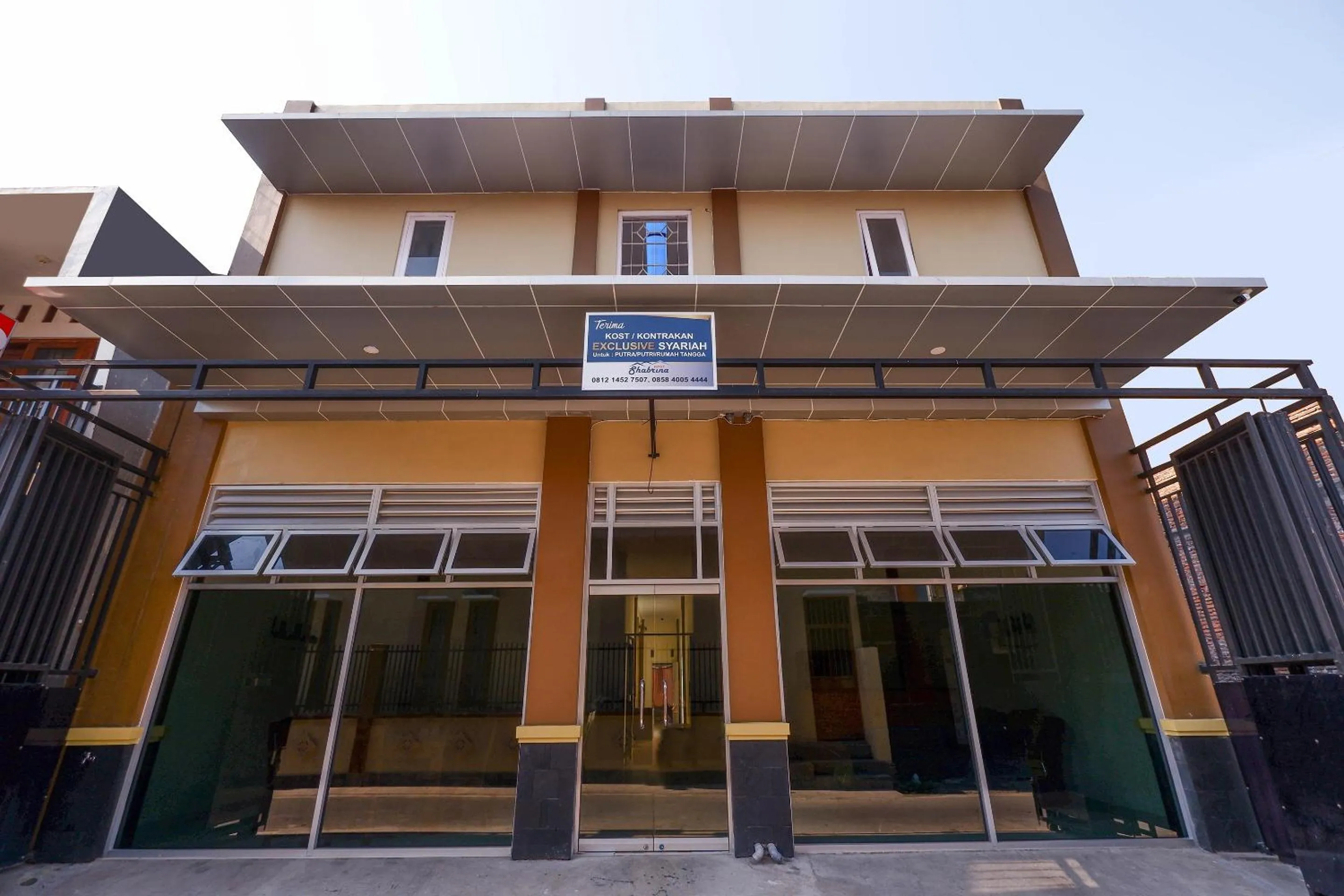Facade/entrance in Super OYO 1506 Shabrina 2 Syariah