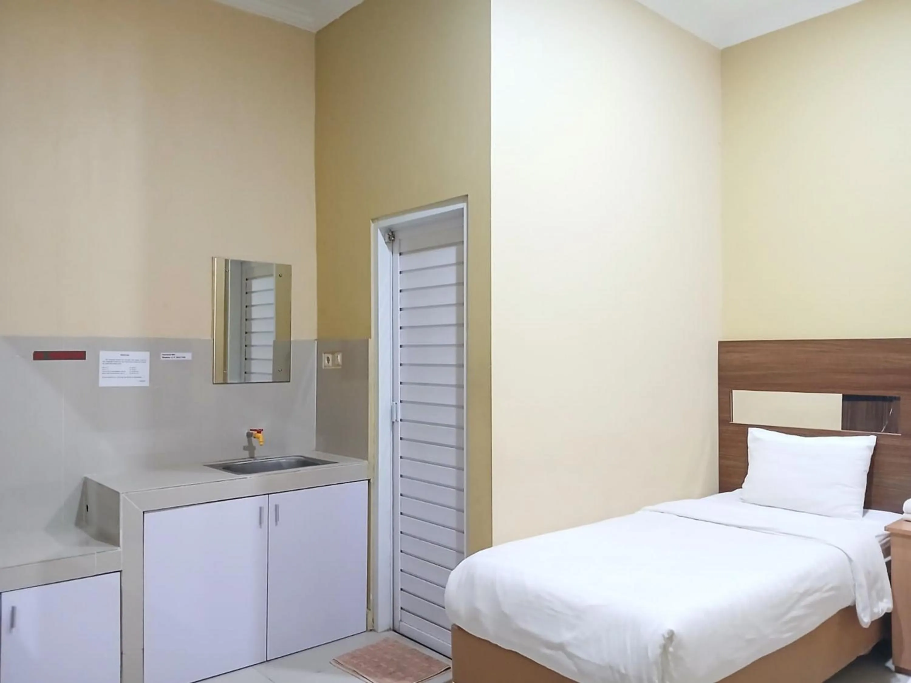 Bedroom, Bed in Shabrina Homestay Syariah Terminal Tirtonadi Solo RedPartner