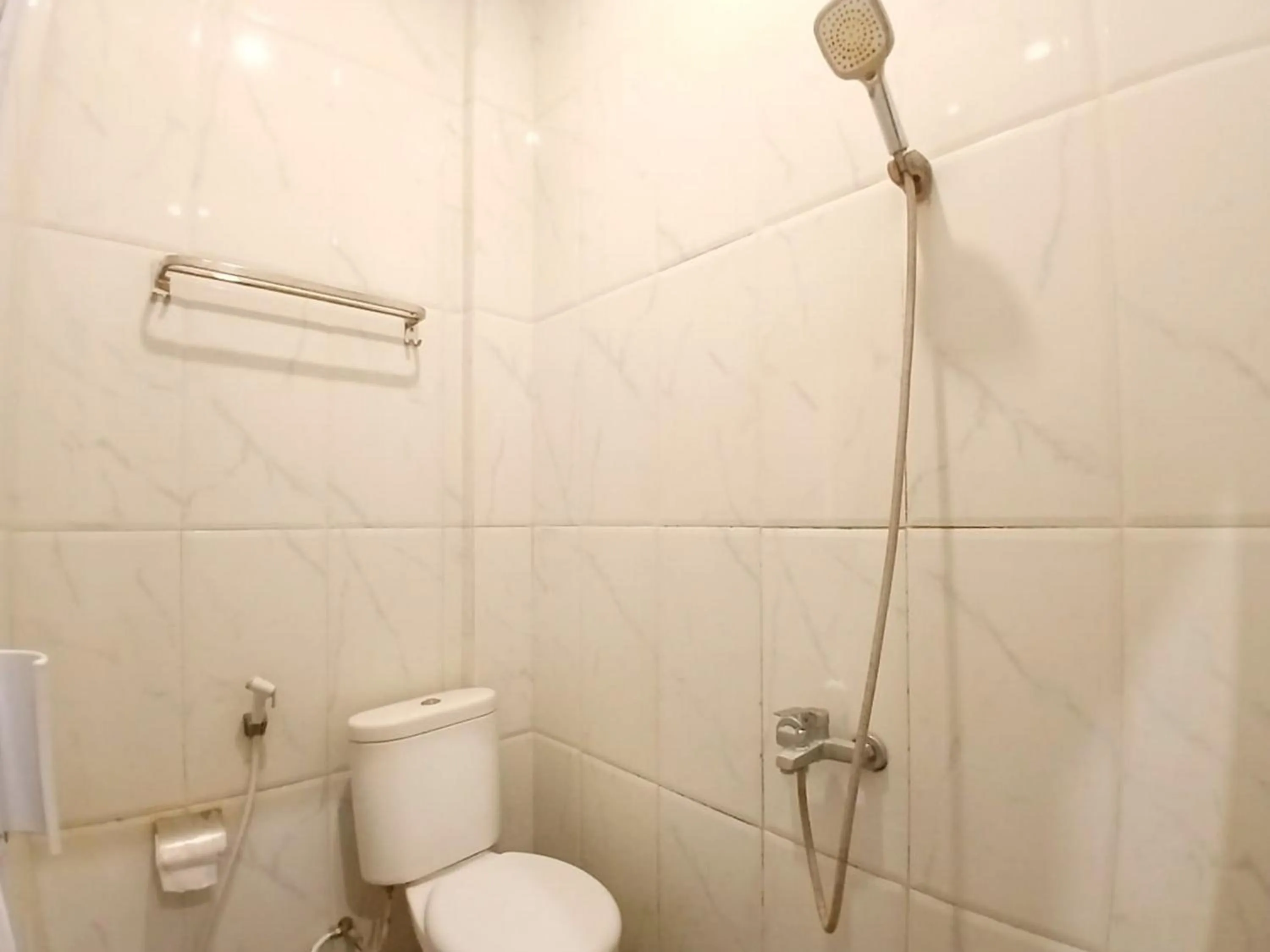 Bathroom in Shabrina Homestay Syariah Terminal Tirtonadi Solo RedPartner