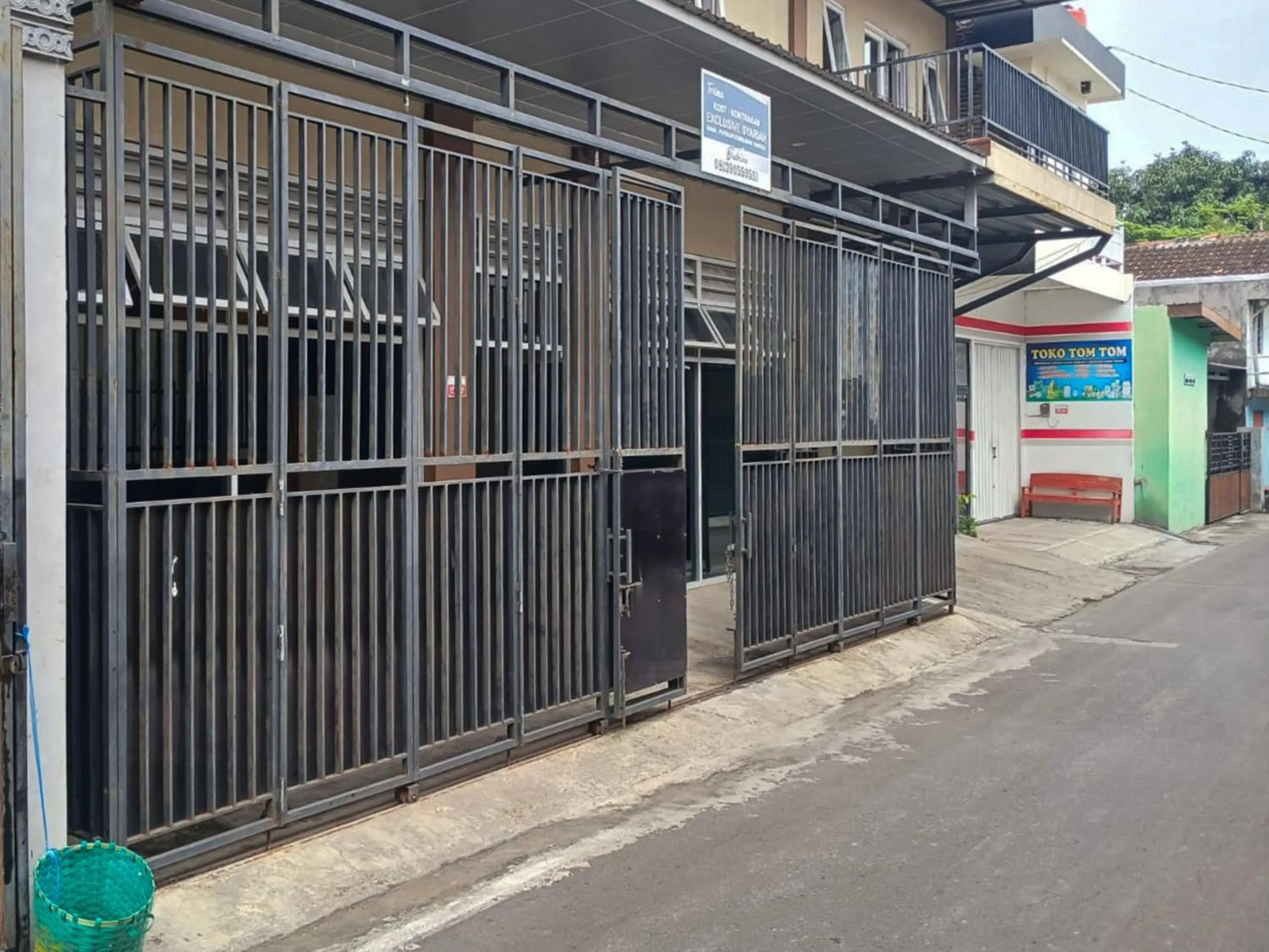 Facade/entrance in Shabrina Homestay Syariah Terminal Tirtonadi Solo RedPartner