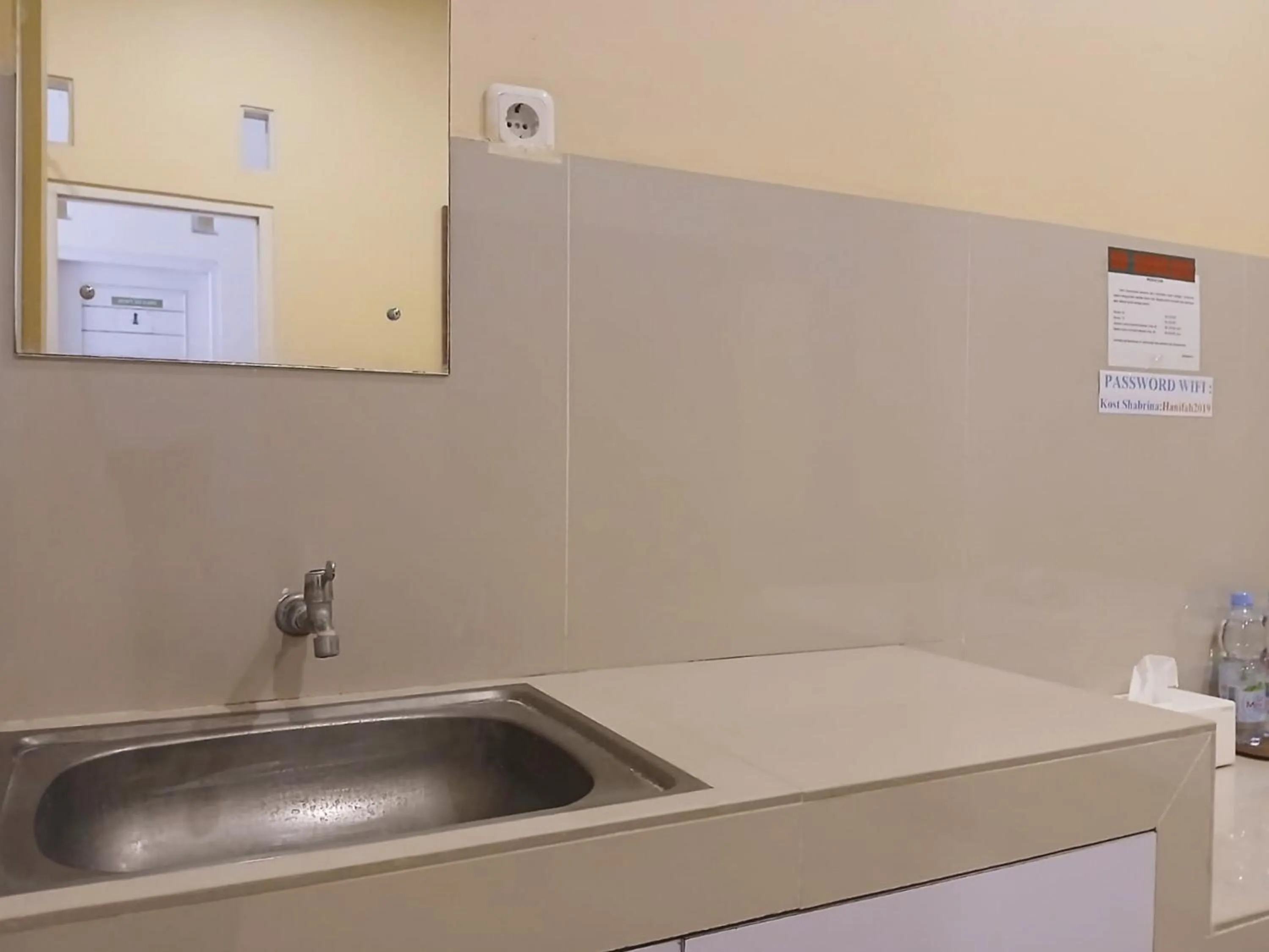 Kitchen or kitchenette in Shabrina Homestay Syariah Terminal Tirtonadi Solo RedPartner