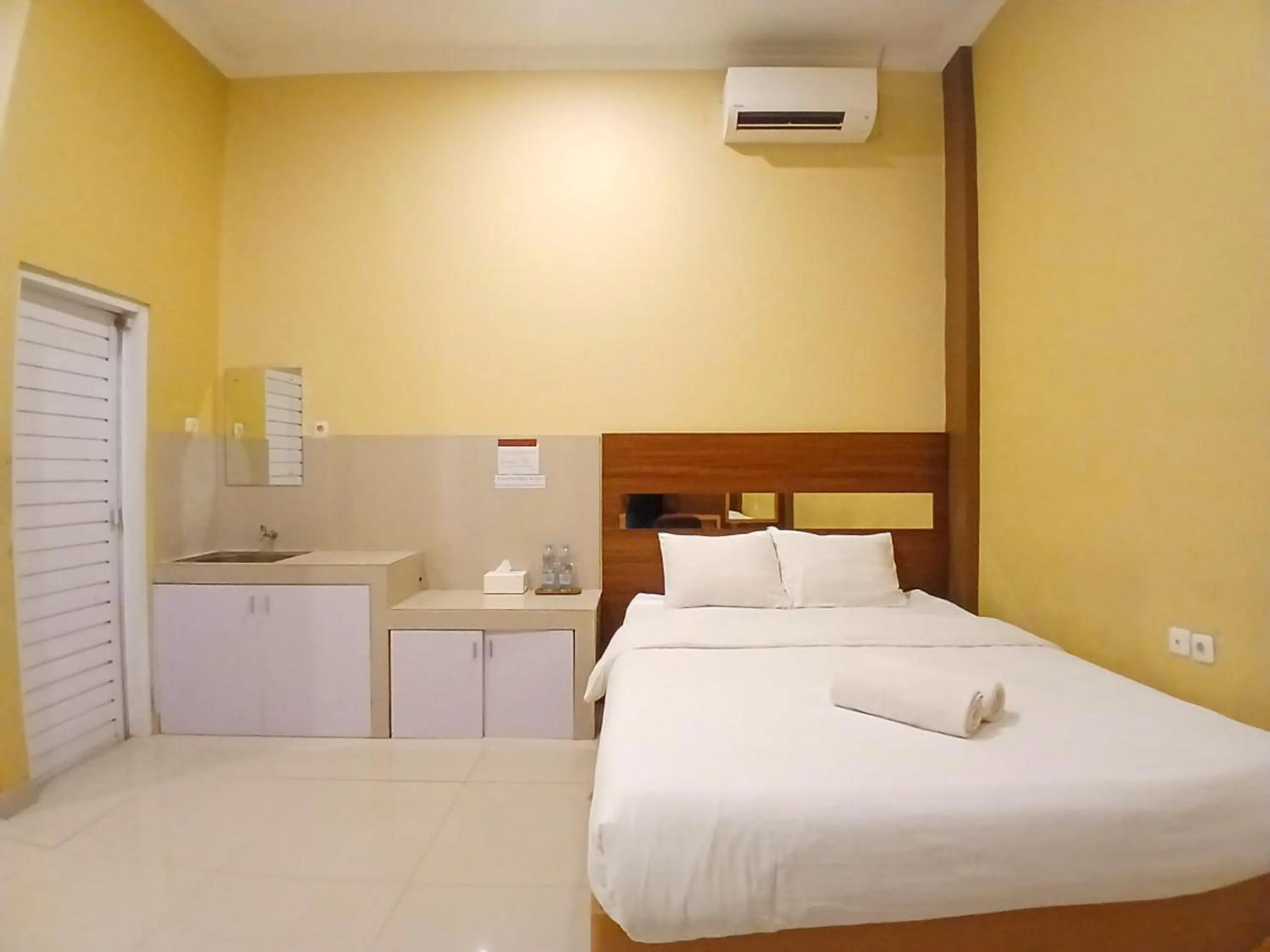 Bedroom, Bed in Shabrina Homestay Syariah Terminal Tirtonadi Solo RedPartner