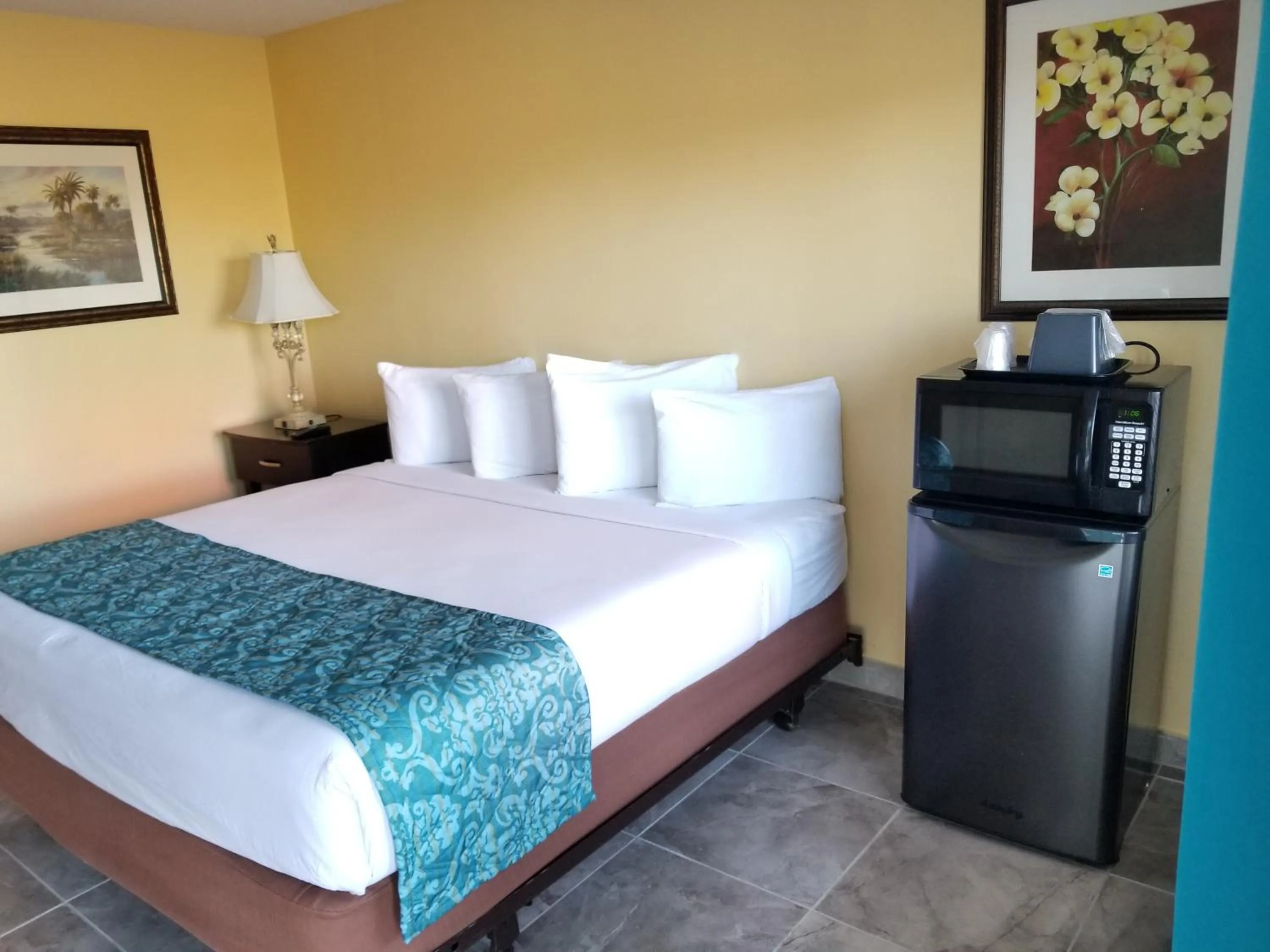 Bed in Shining Light Inn & Suites