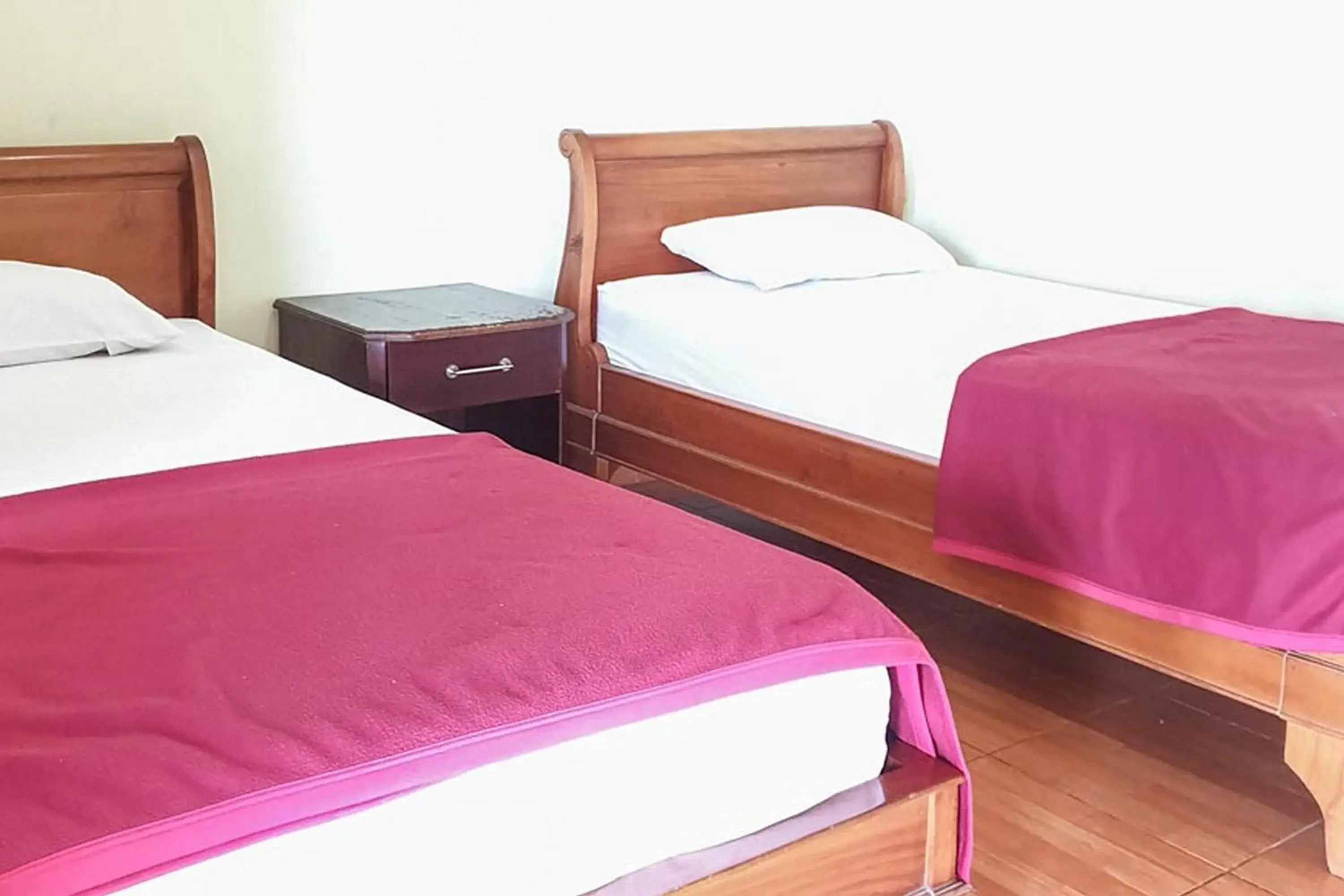 Deluxe Twin Room in Hotel Bumi Bermi Permai near Bermi Eco Park Mitra RedDoorz Deluxe Twin Room in Hotel Bumi Bermi Permai near Bermi Eco Park Mitra RedDoorz