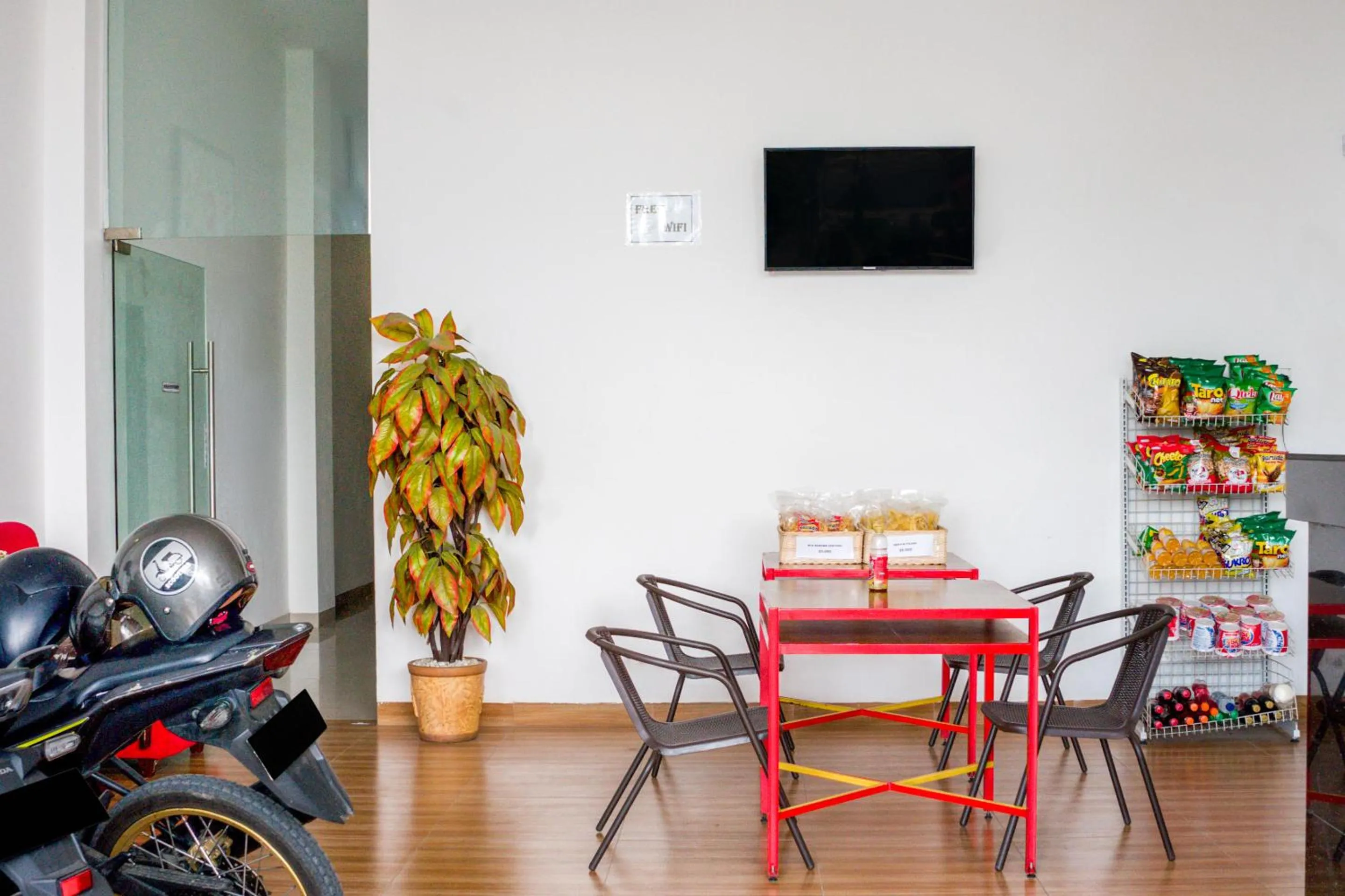 Restaurant/places to eat in Hotel O Papakoel