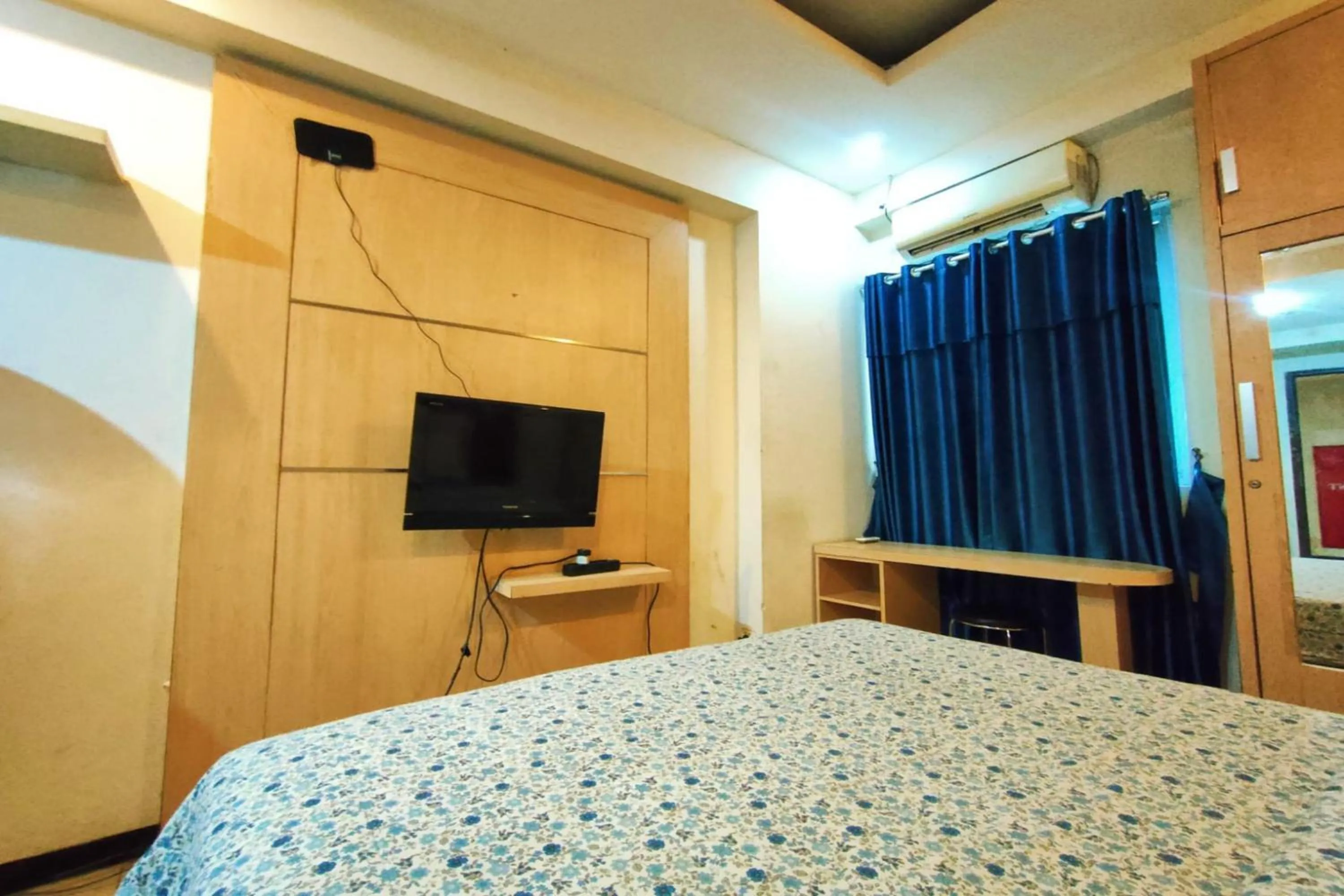 Bedroom, Bed in The Suites Metro by Faris Property