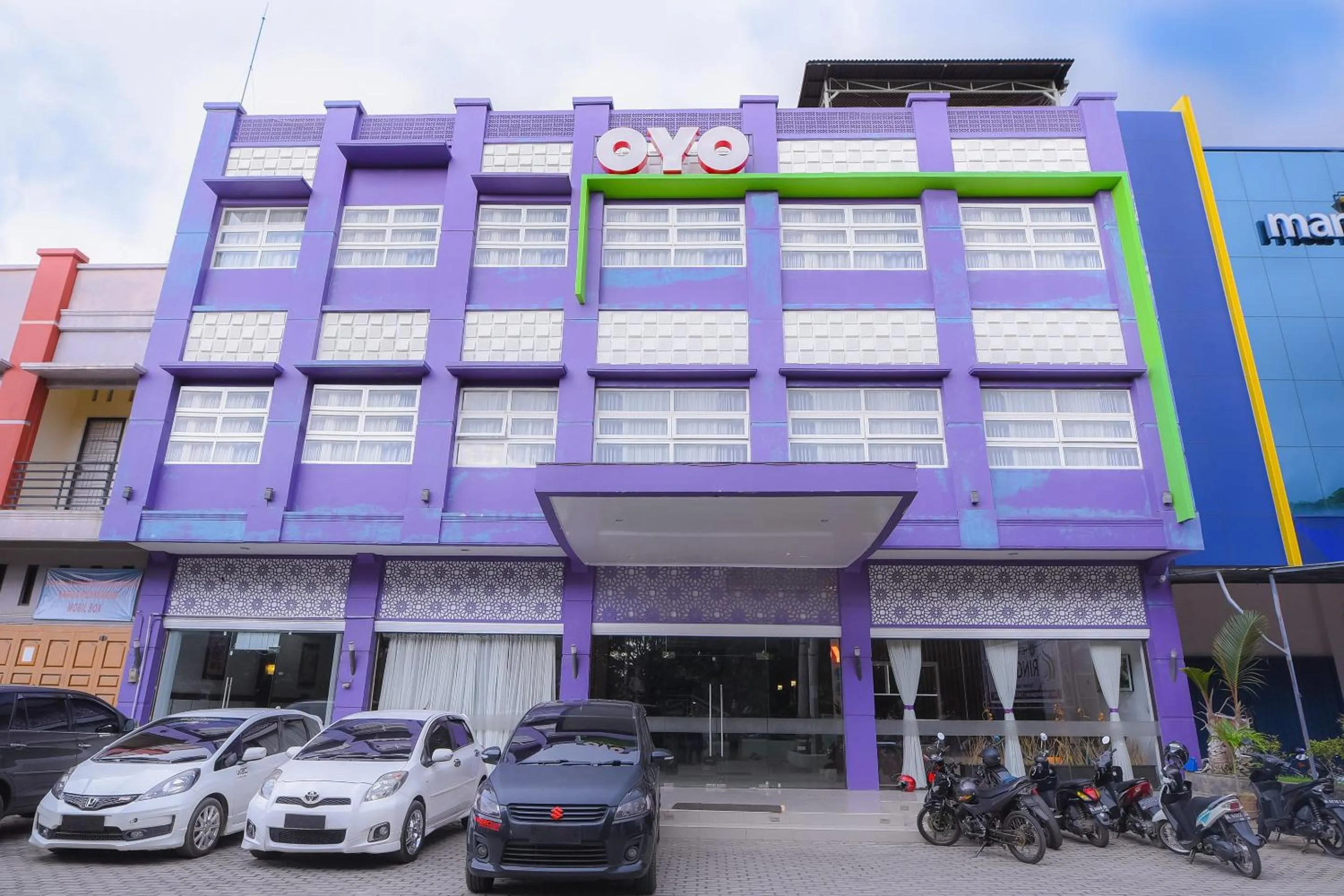 Facade/entrance in Super OYO Capital O 1630 Hotel Syariah Ring Road