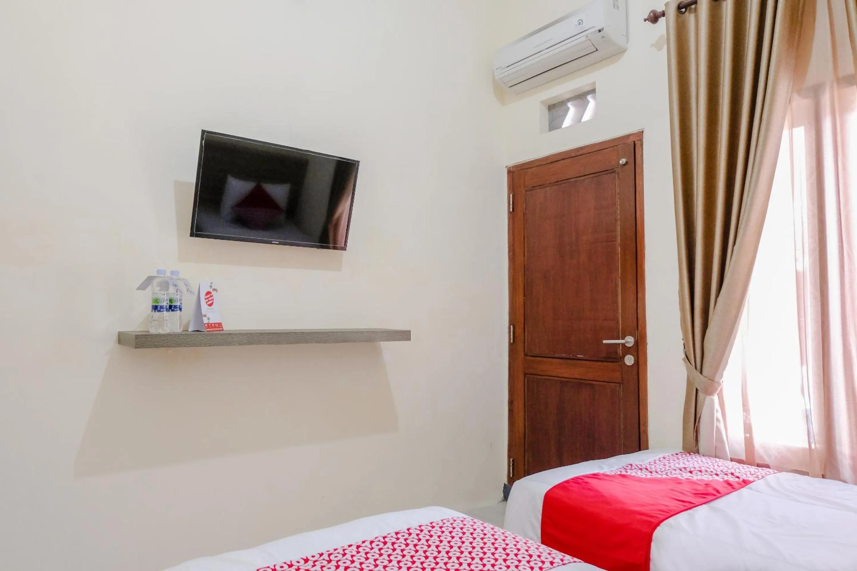 Bedroom, Bed in OYO 1566 El Reyshi Family Residence Syariah